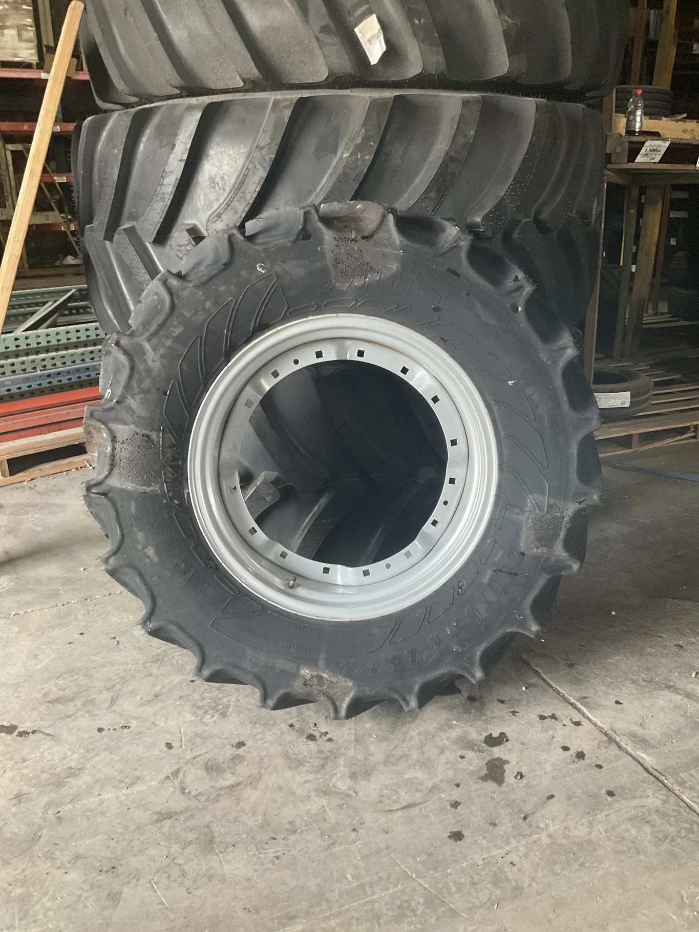 Take-Off 440/65R28 134A8 Mitas AC65 TL R-1W 95-100% On 15 x 28 16-23.00-21.75 9.75"BS Case Silver
