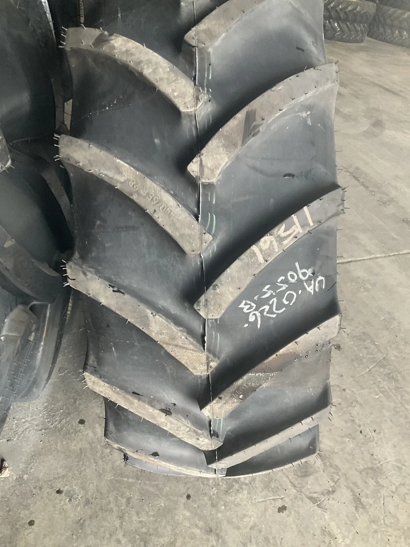 Take-Off 440/65R28 134A8 Mitas AC65 TL R-1W 95-100% On 15 x 28 16-23.00-21.75 9.75"BS Case Silver image 2