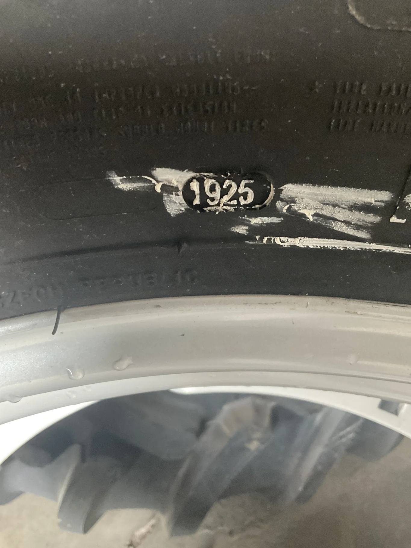 Take-Off 440/65R28 134A8 Mitas AC65 TL R-1W 95-100% On 15 x 28 16-23.00-21.75 9.75"BS Case Silver image 3