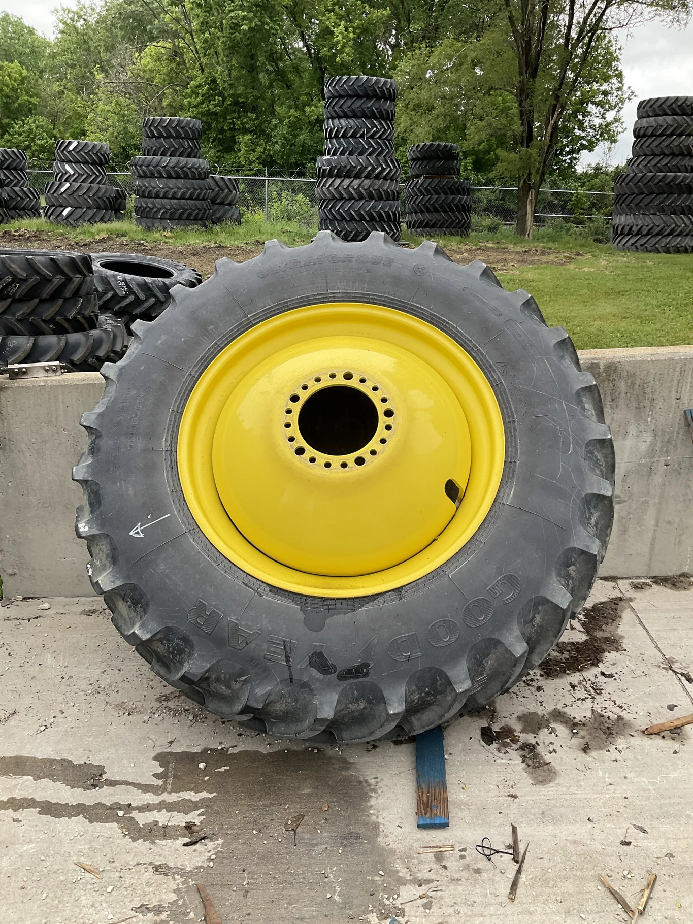 Used 520/85R42 157B Goodyear Ultratorque TL R-1 85-90% On 18 x 42 20-13.19-10.50 5"BS Titan Yellow