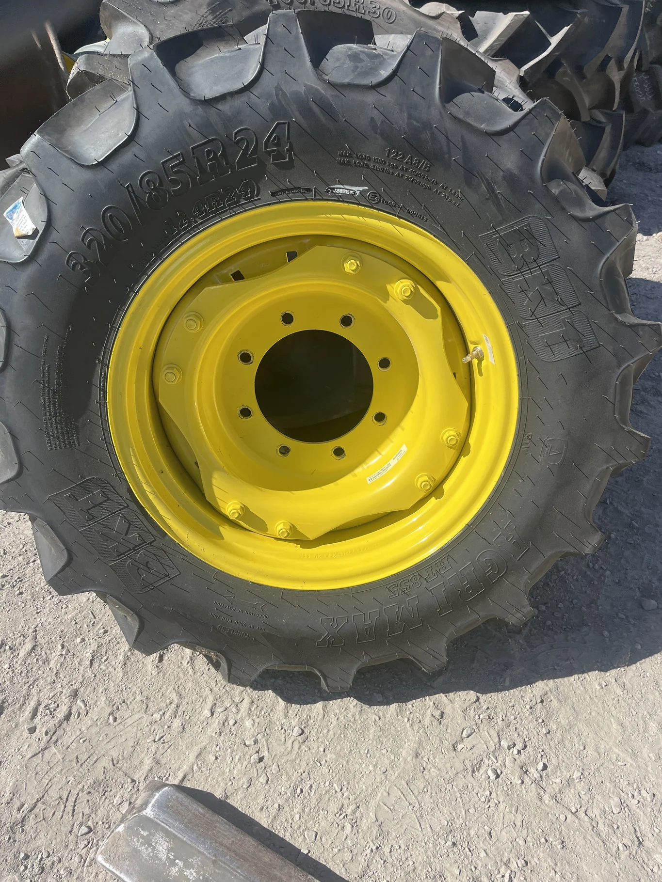 Take-Off 320/85R24 122A8/B BKT Agrimax RT855 TL R-1W 95-100% On 10x24 8-10.82-8.78 4"BS WIL Yellow
