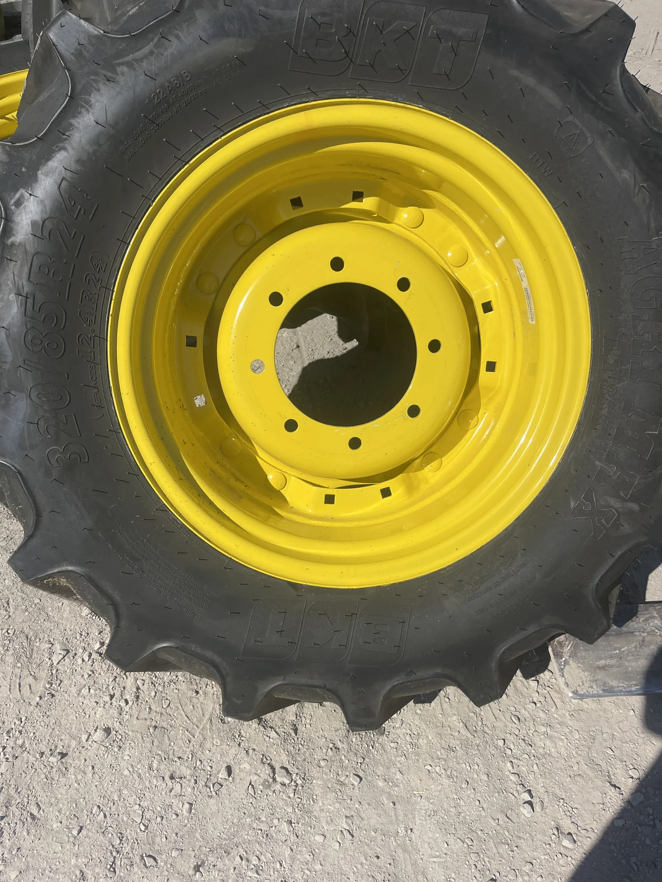 Take-Off 320/85R24 122A8/B BKT Agrimax RT855 TL R-1W 95-100% On 10x24 8-10.82-8.78 4"BS WIL Yellow image 2
