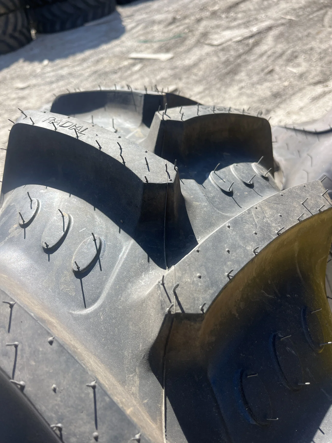 Take-Off 320/85R24 122A8/B BKT Agrimax RT855 TL R-1W 95-100% On 10x24 8-10.82-8.78 4"BS WIL Yellow image 3