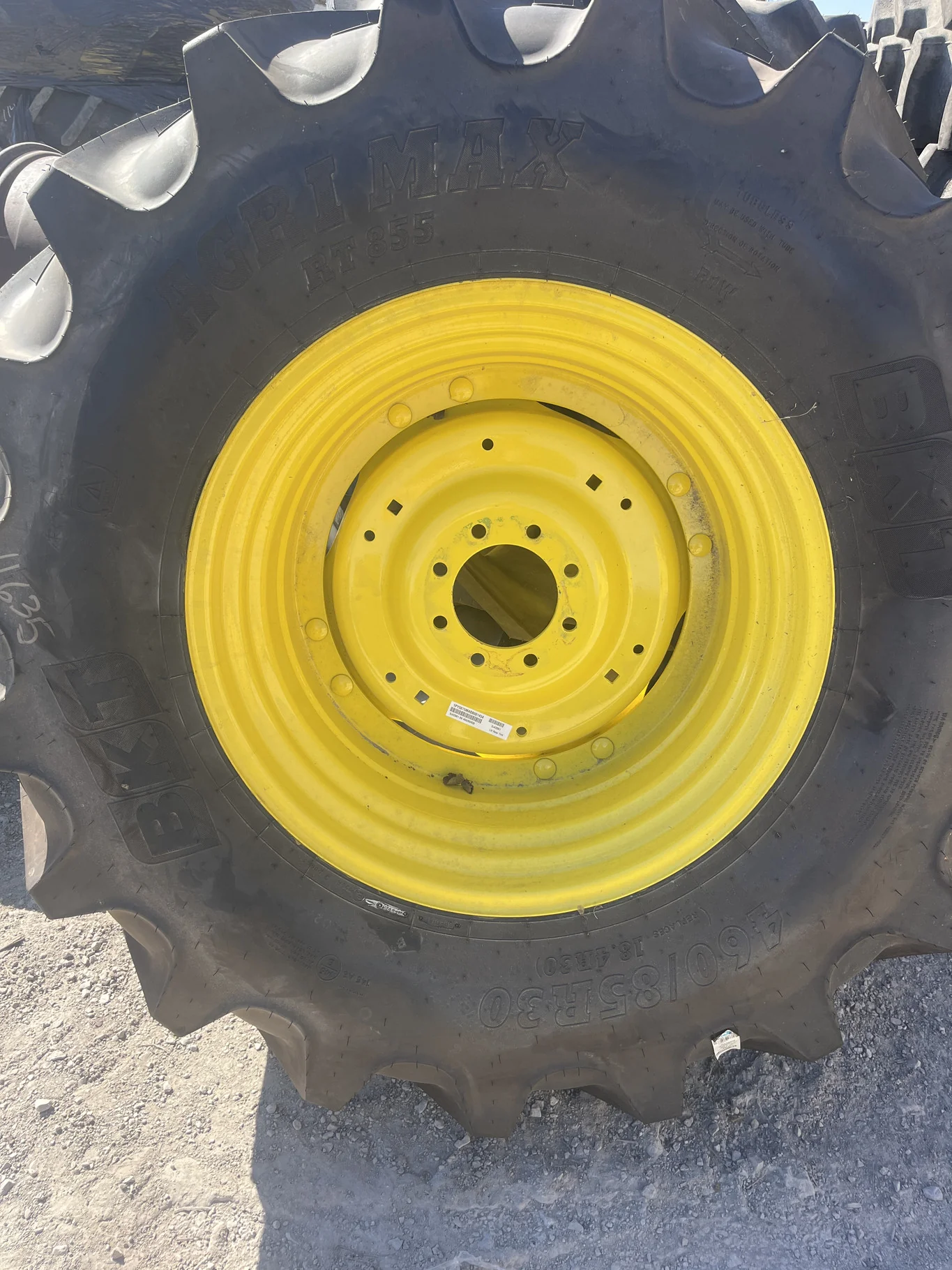 Take-Off 460/85R30 145B BKT Agrimax RT855 TL R-1W 95-100% On 15x30 8-8-6 4"BS WIL Yellow 4/2 Rail