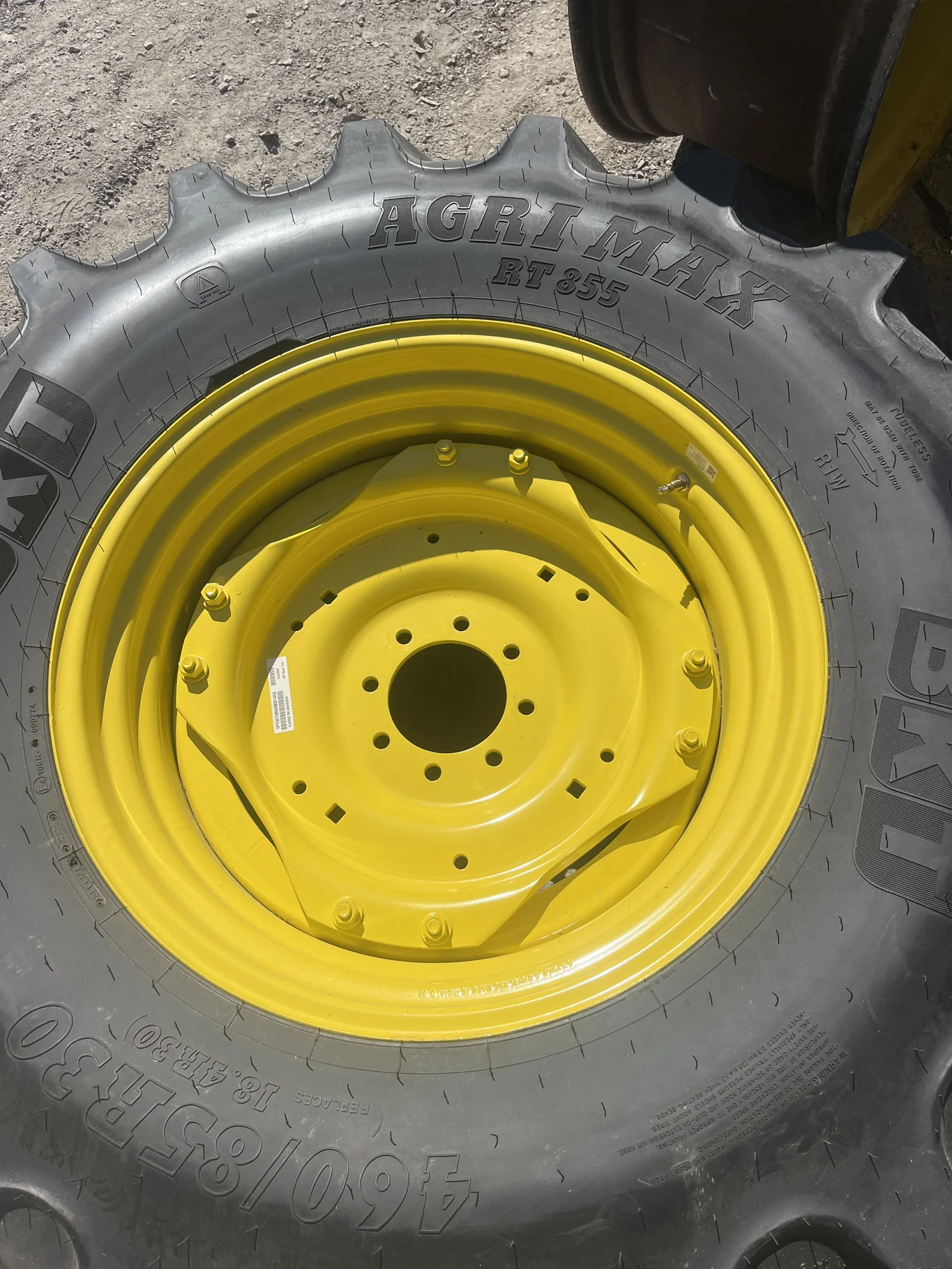 Take-Off 460/85R30 145B BKT Agrimax RT855 TL R-1W 95-100% On 15x30 8-8-6 4"BS WIL Yellow 4/2 Rail image 2