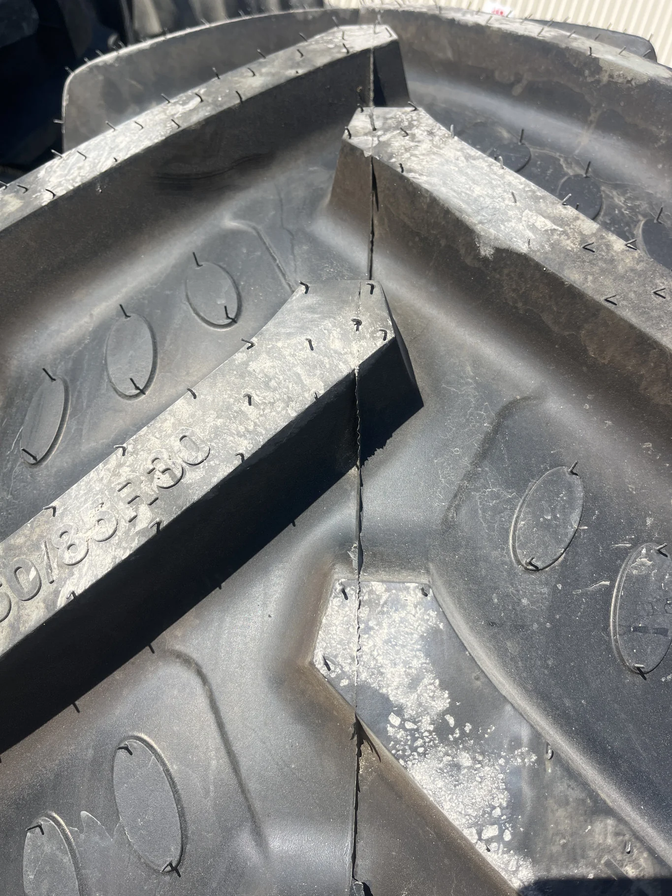 Take-Off 460/85R30 145B BKT Agrimax RT855 TL R-1W 95-100% On 15x30 8-8-6 4"BS WIL Yellow 4/2 Rail image 3