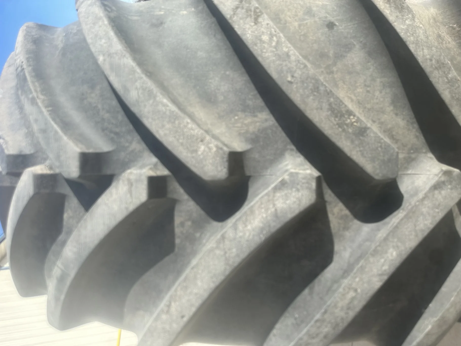 Used IF900/60R42 Michelin AxioBib R-1W (186D) TL 90% on 28 X 42 John Deere Yellow 10 Bolt(.906) 5/8 image 4