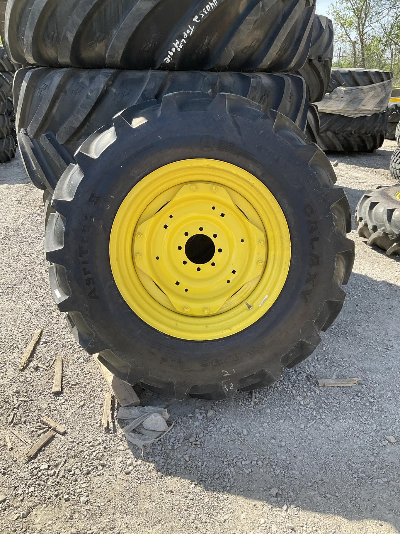 Take-Off 16.9-30 130A6 Galaxy Agritrac2 TL R-1 95-100% On 15 x 30 8-8-6 10"BS TIL Yellow 4/2 Rail