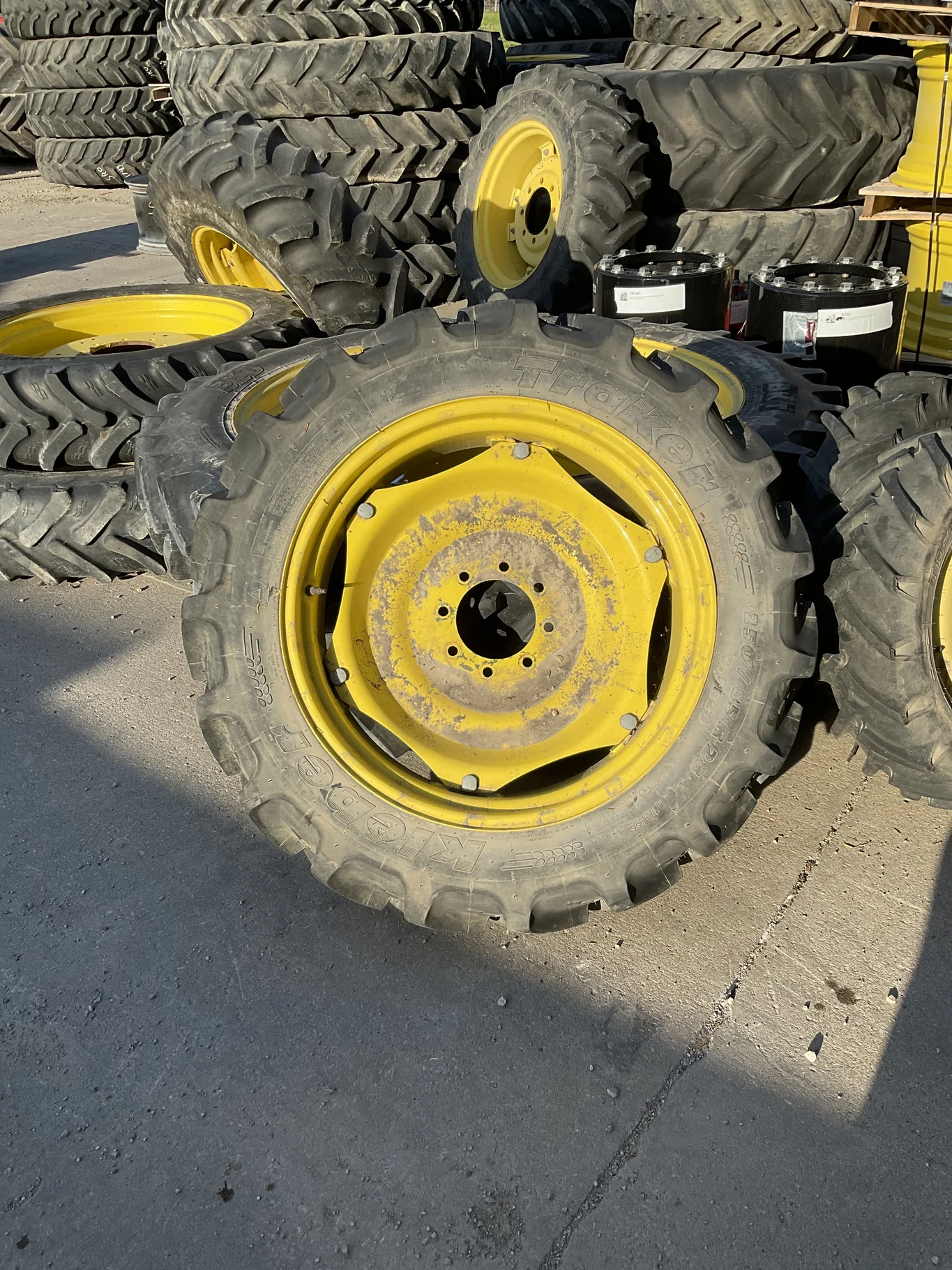 Used 250/85R28 112A8 Kleber Tracker TL R-1W 95-100% On 8 x 28 8-8-6 5"BS Yellow 6 Clamp Wheel/Disc image 2
