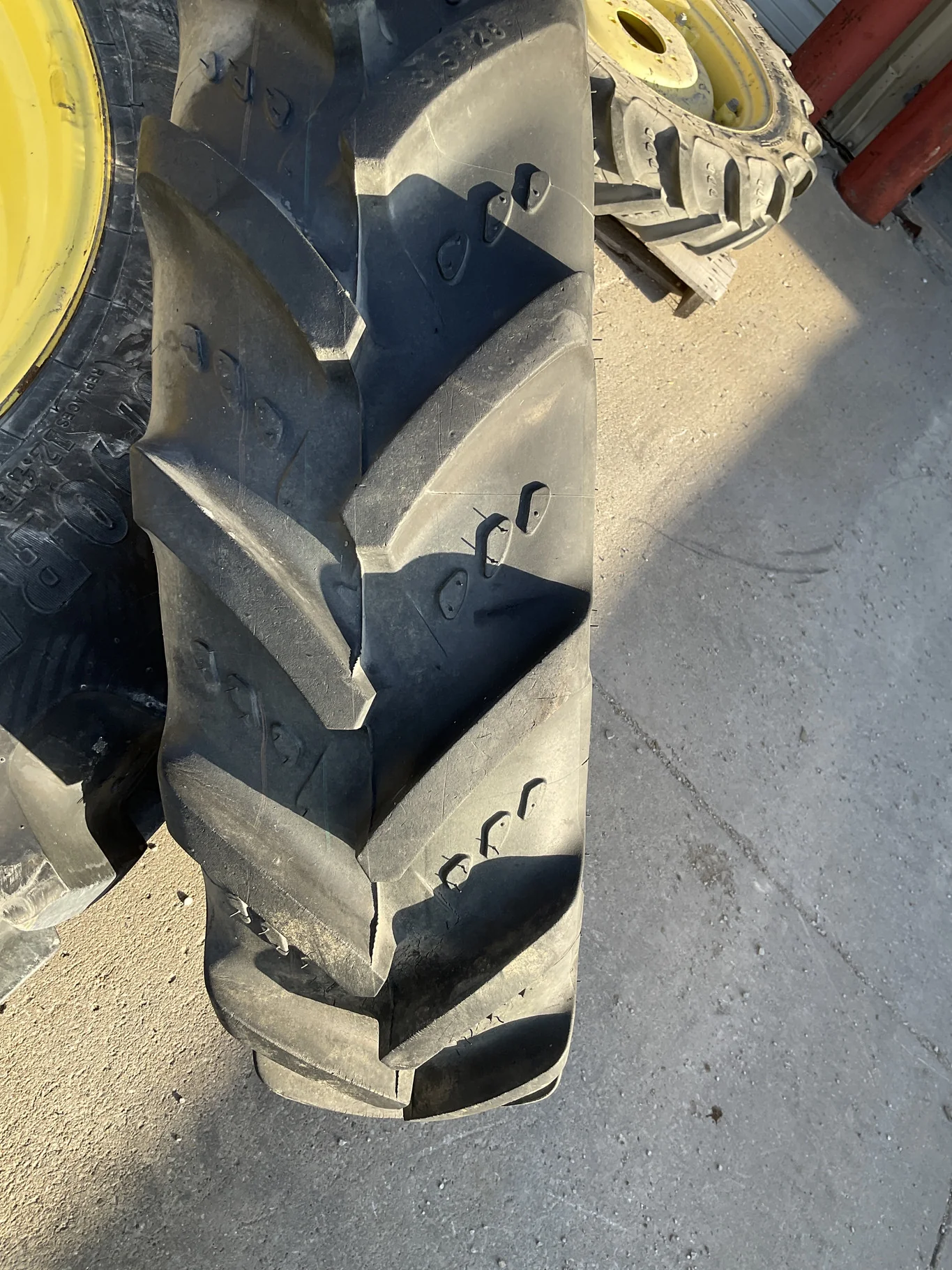 Used 250/85R28 112A8 Kleber Tracker TL R-1W 95-100% On 8 x 28 8-8-6 5"BS Yellow 6 Clamp Wheel/Disc image 3