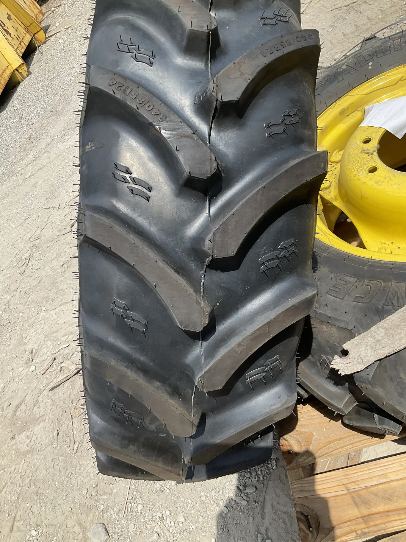 Take-Off 340/85R24 125A8 Alliance Farmpro2 TL R-1W 95-100% On 12 x 24 8-10.82-8.78 13.125"BS Pronar image 2