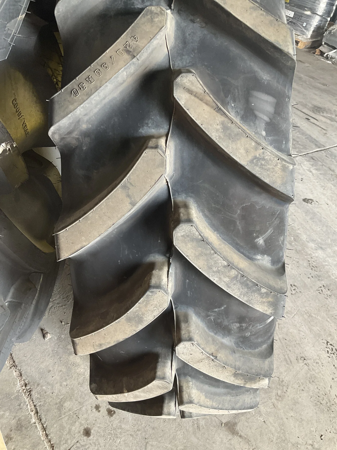 Take-Off 420/90R30 145D Firestone MaxiTraction TL R-1W 95-100% On 15 x 30 24-23.250 9.325"BS Yellow image 2