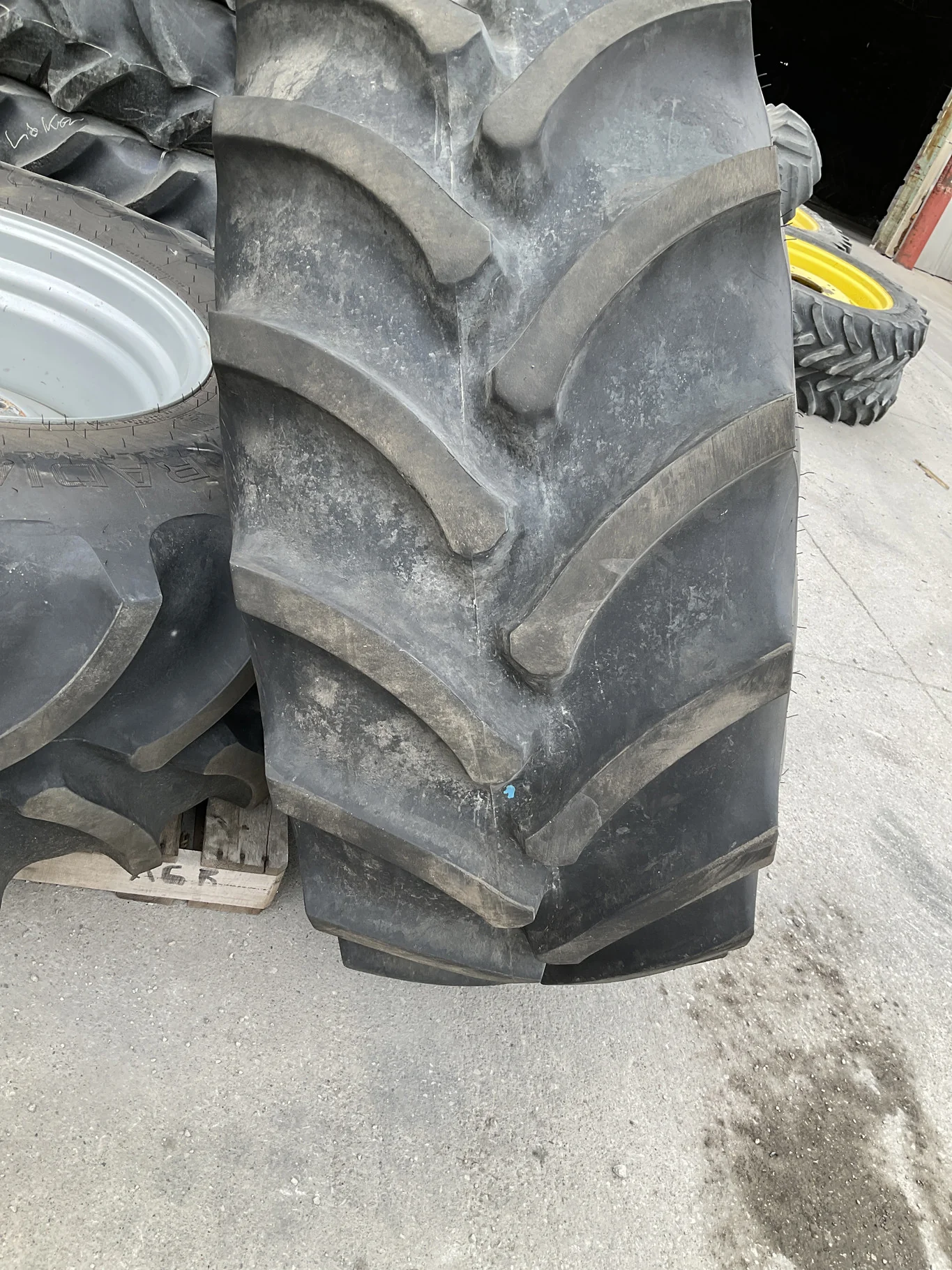Used VF600/70R28 173B Firestone Radial ATDT TT R-1W 90-95% On 21 x 28 10-8.585-6.92 14"BS Titan image 2
