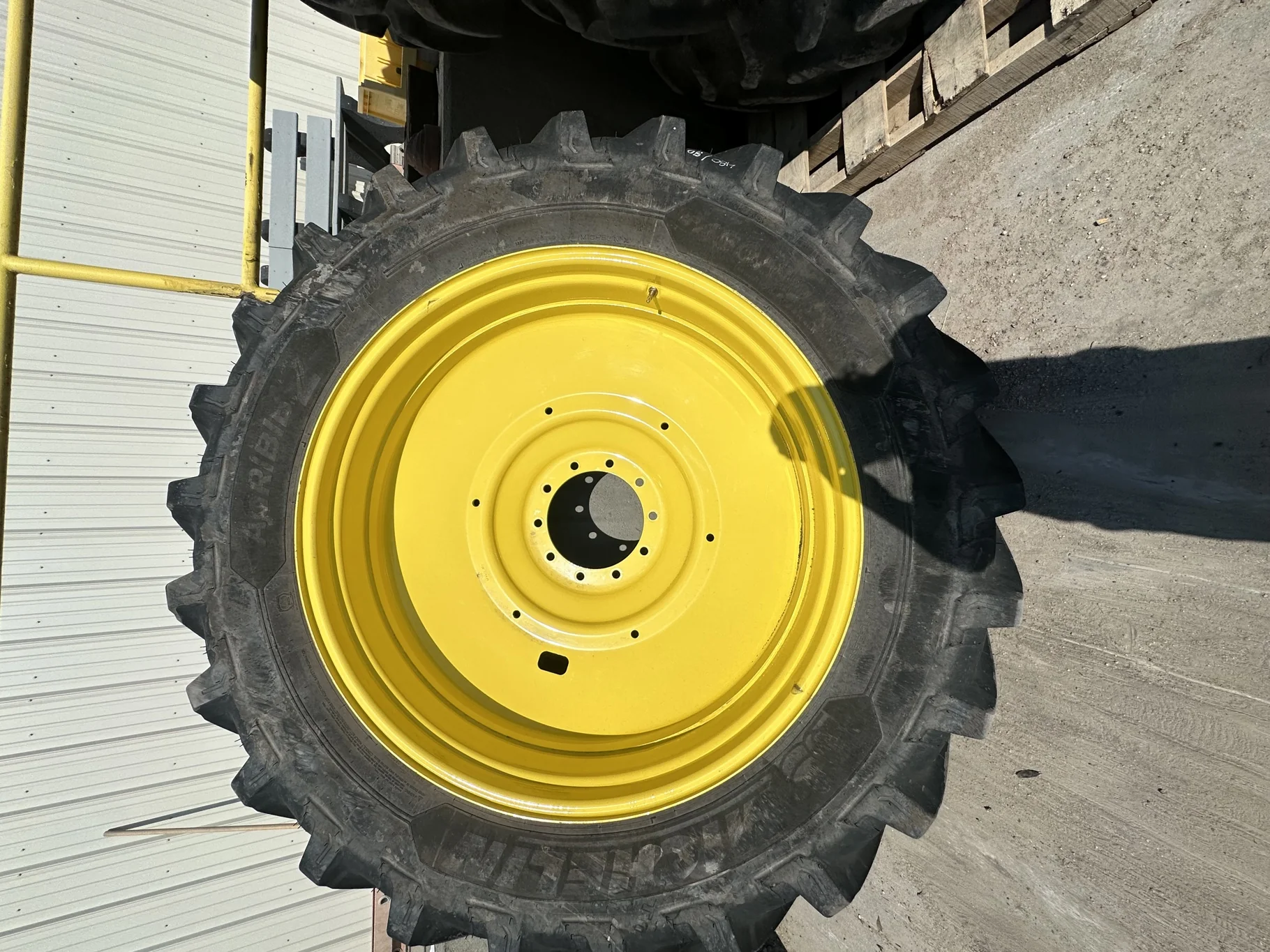 USED 480/80R46 Michelin AgriBib 2 R-1W (158A8/158B) TL 85% on a 16 X 46 JD Yellow 10 Bolt Dual image 2