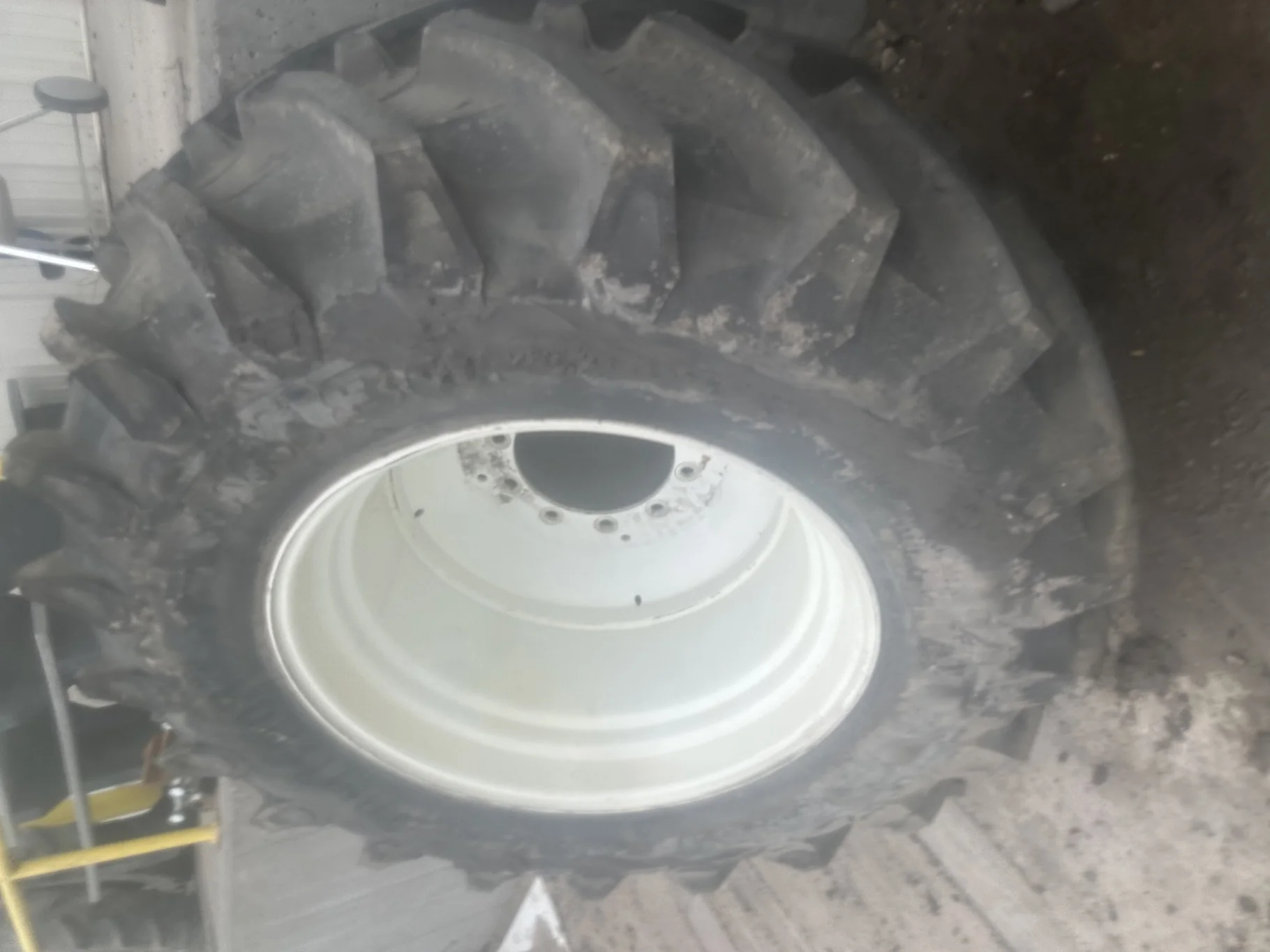 USED 540/65R30 Trelleborg TM800 High Speed R-1W 150D TL 98% on 18 X 30 10-11.25-8.83 NH .625 plate
