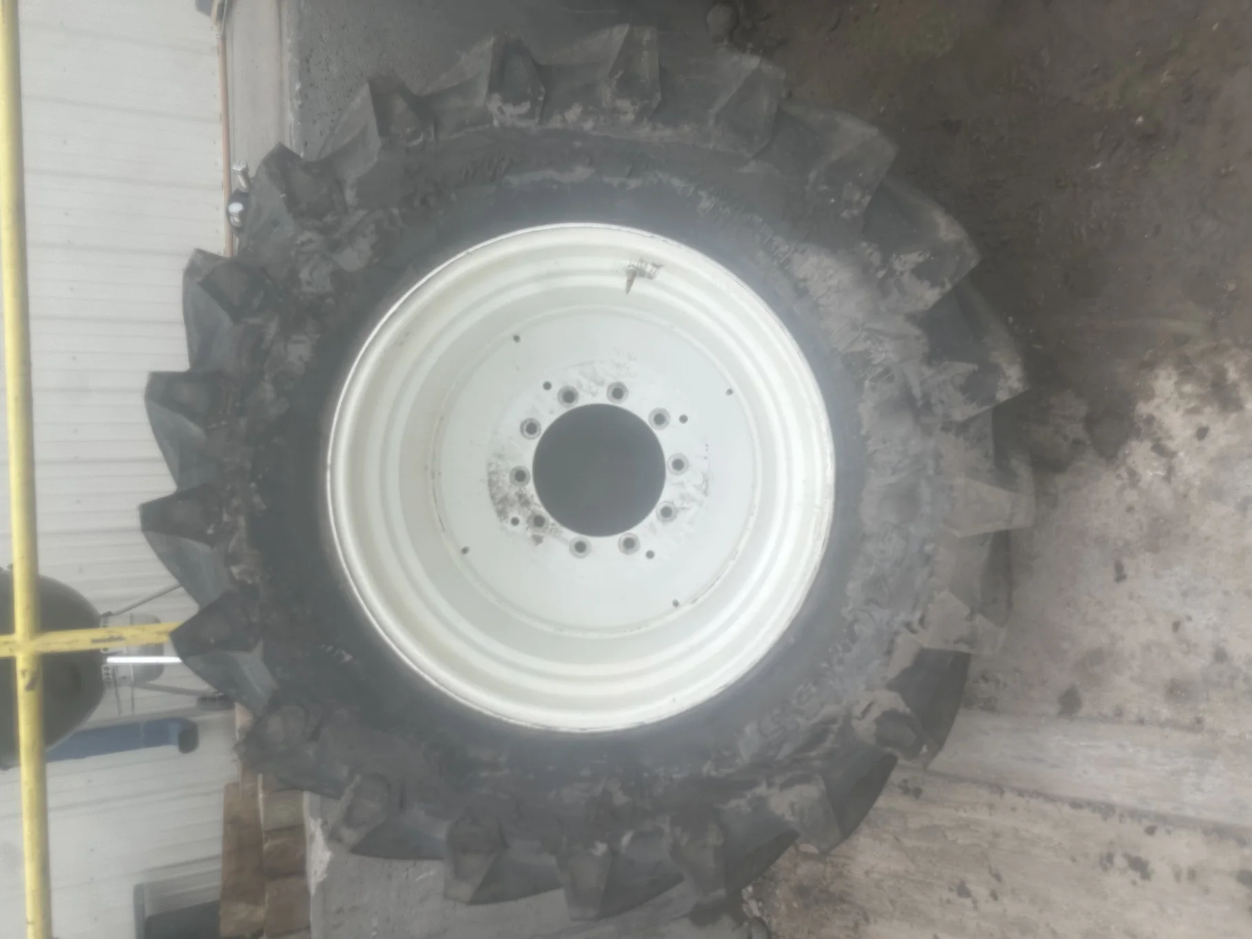 USED 540/65R30 Trelleborg TM800 High Speed R-1W 150D TL 98% on 18 X 30 10-11.25-8.83 NH .625 plate image 2