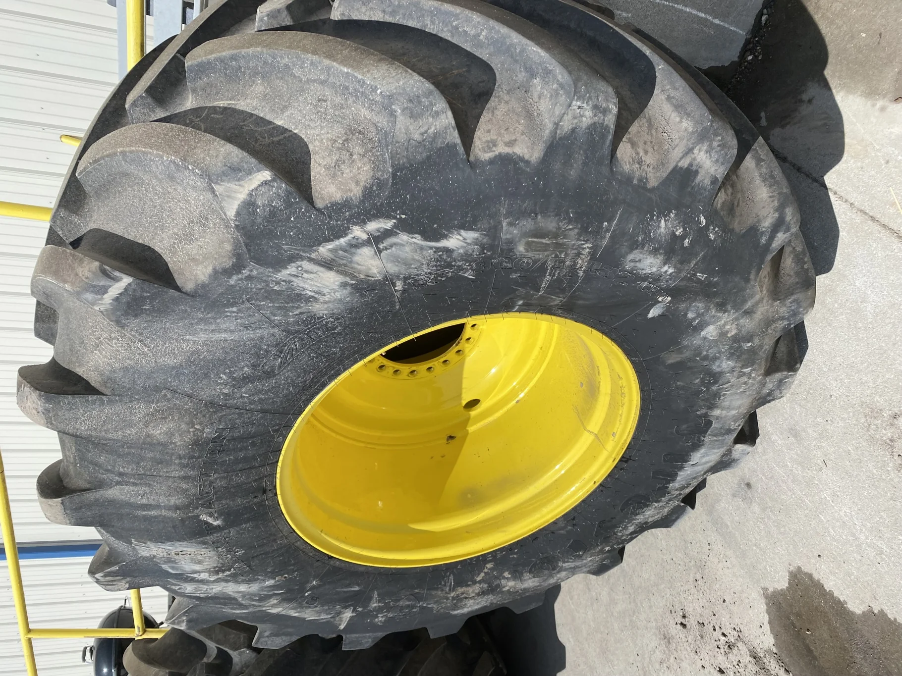 Used VF900/60R32 193B FS Maxi Traction CFO R-1W TL 90% On 30 x 32 20-13.187-11.060 Combine Wheel