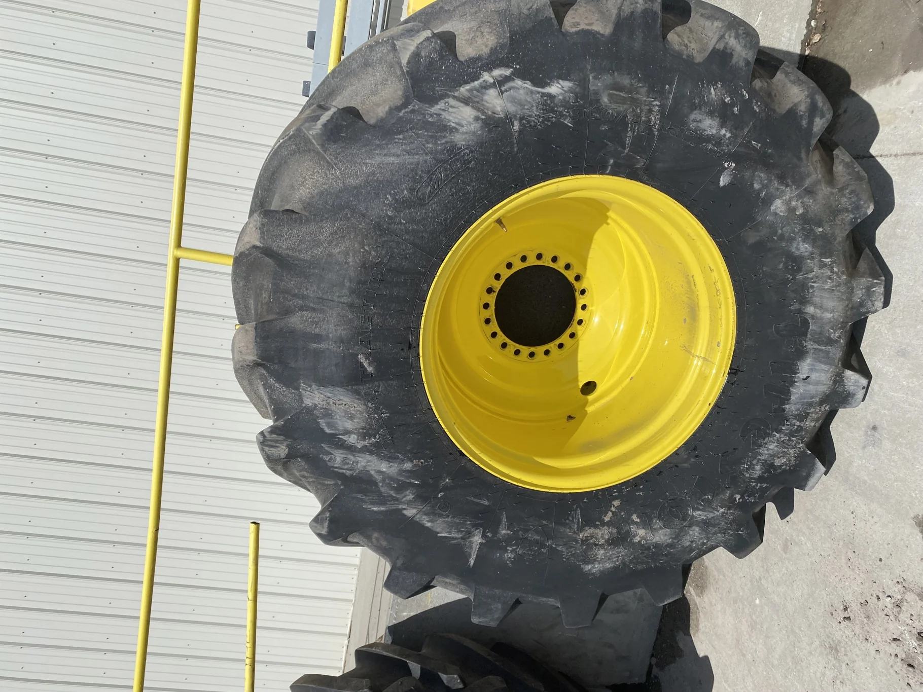 Used VF900/60R32 193B FS Maxi Traction CFO R-1W TL 90% On 30 x 32 20-13.187-11.060 Combine Wheel image 2