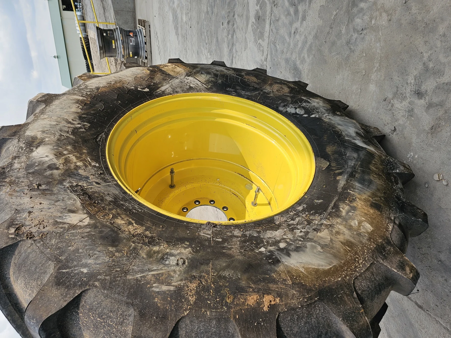 Take-Off 800/70R38 173D Firestone Maxi Traction R-1W TL 95-100% 25 x 38 10 Bolt (.937) Yellow Wheel image 3