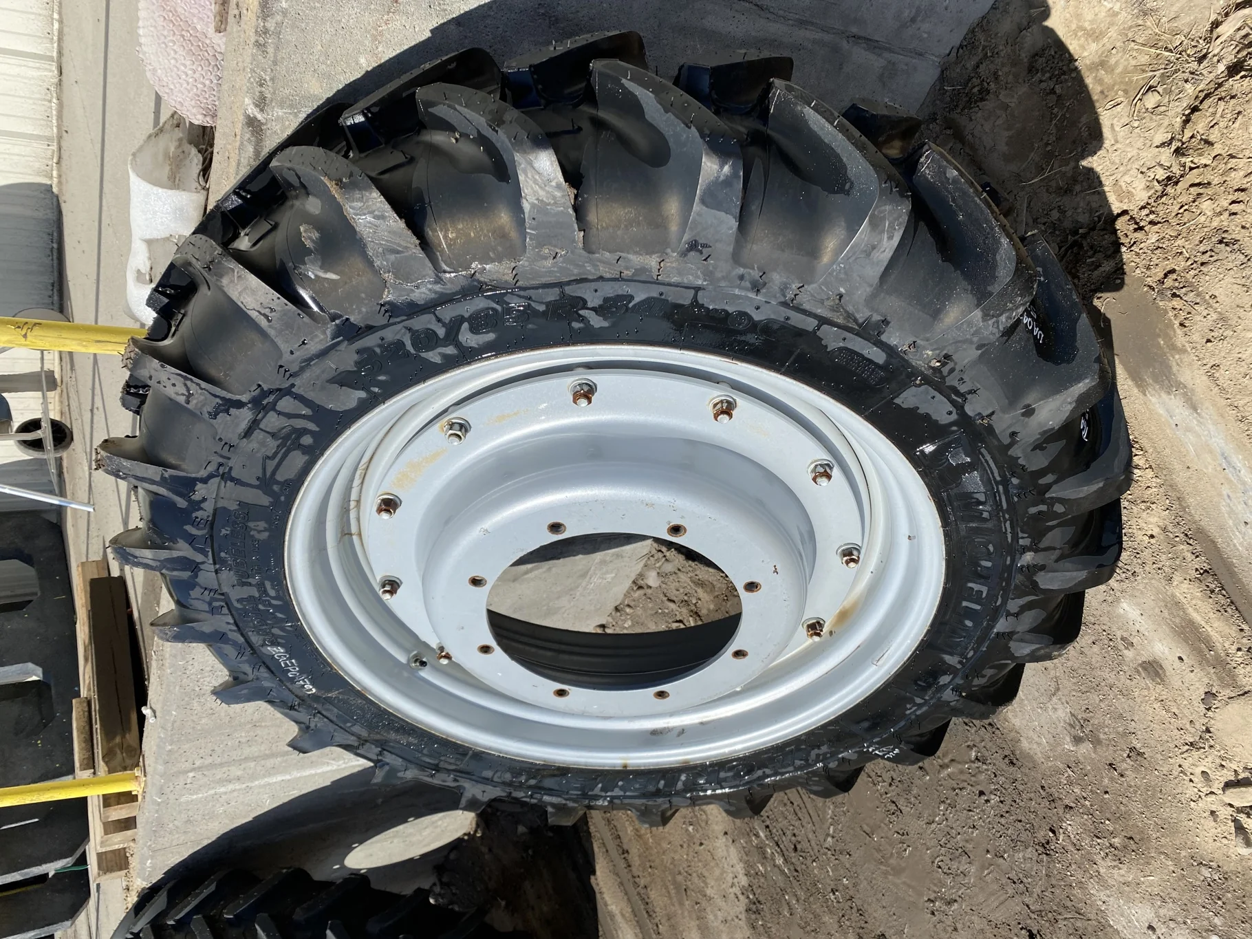 Take-Off 320/85R34 (12.4R34) Michelin AgriBib 2 R-1W 133A8/133B TL on a 10 X 34 CIH Silver 12 Bolt S