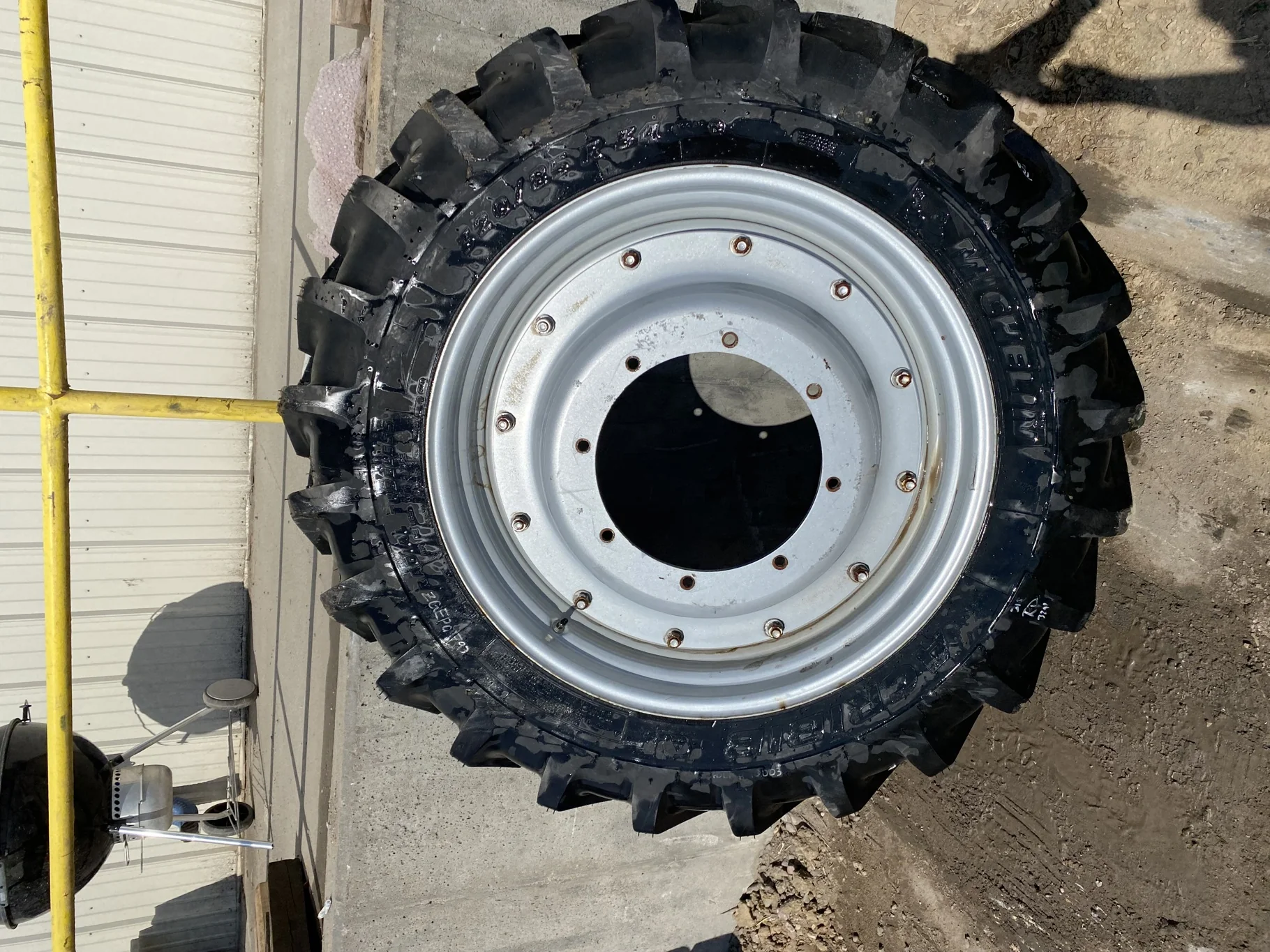 Take-Off 320/85R34 (12.4R34) Michelin AgriBib 2 R-1W 133A8/133B TL on a 10 X 34 CIH Silver 12 Bolt S image 2