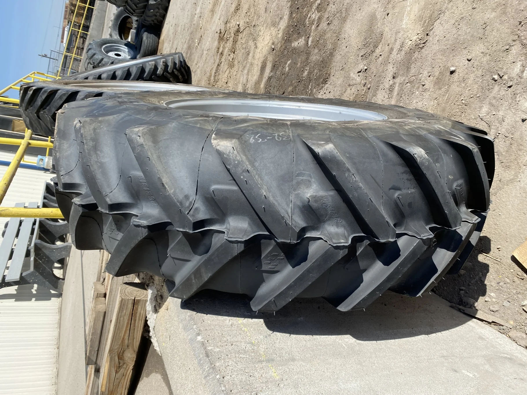 Take-Off 420/90R30 Michelin AgriBib R-1W 147A8/147B TL on a 15 X 30 CIH Silver Waffle Wheel (2 Bolt) image 3