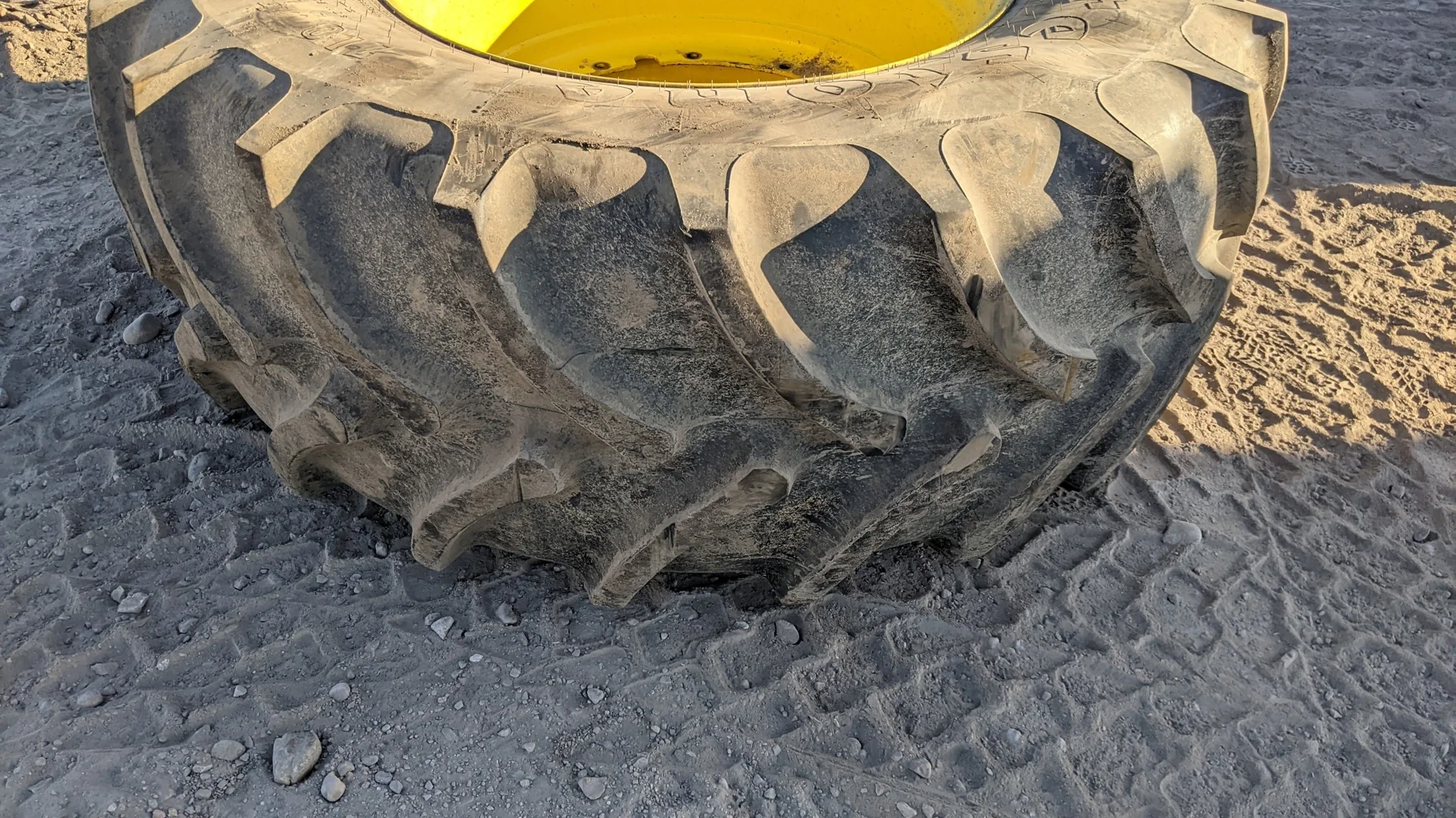 Used 710/70R42 Firestone Maxi Traction R-1W 168DA8 TL 85% on a 23 x 42 JD Yellow 12 Bolt (.945 image 2