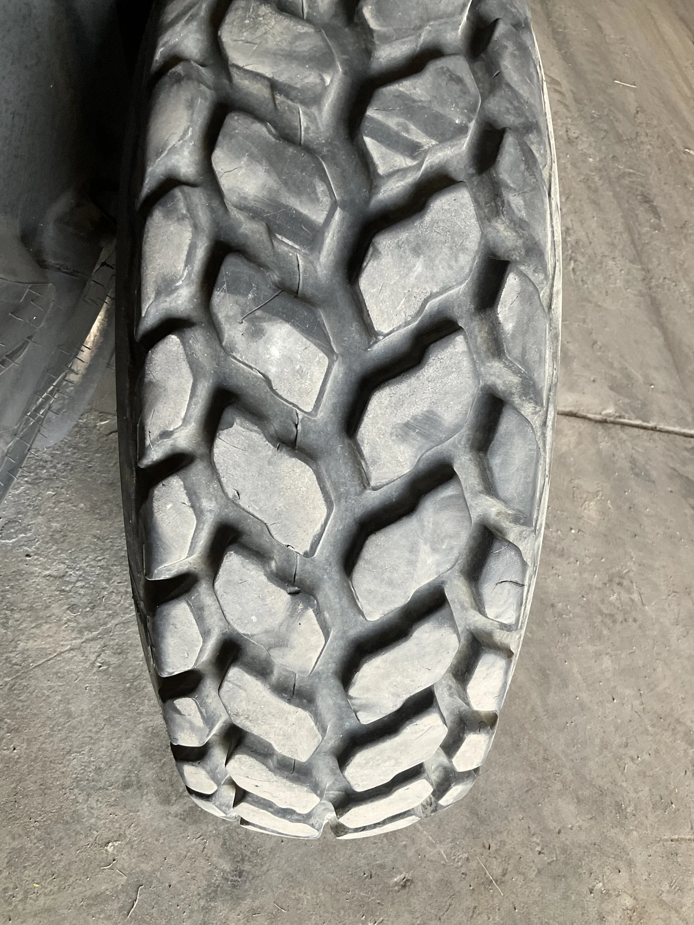 Used 9.5-16 6-ply Firestone Turf & Field TL R-3 90-95% On 8 x 16 8-10.82-8.78 2.75"BS Yellow Dual image 3