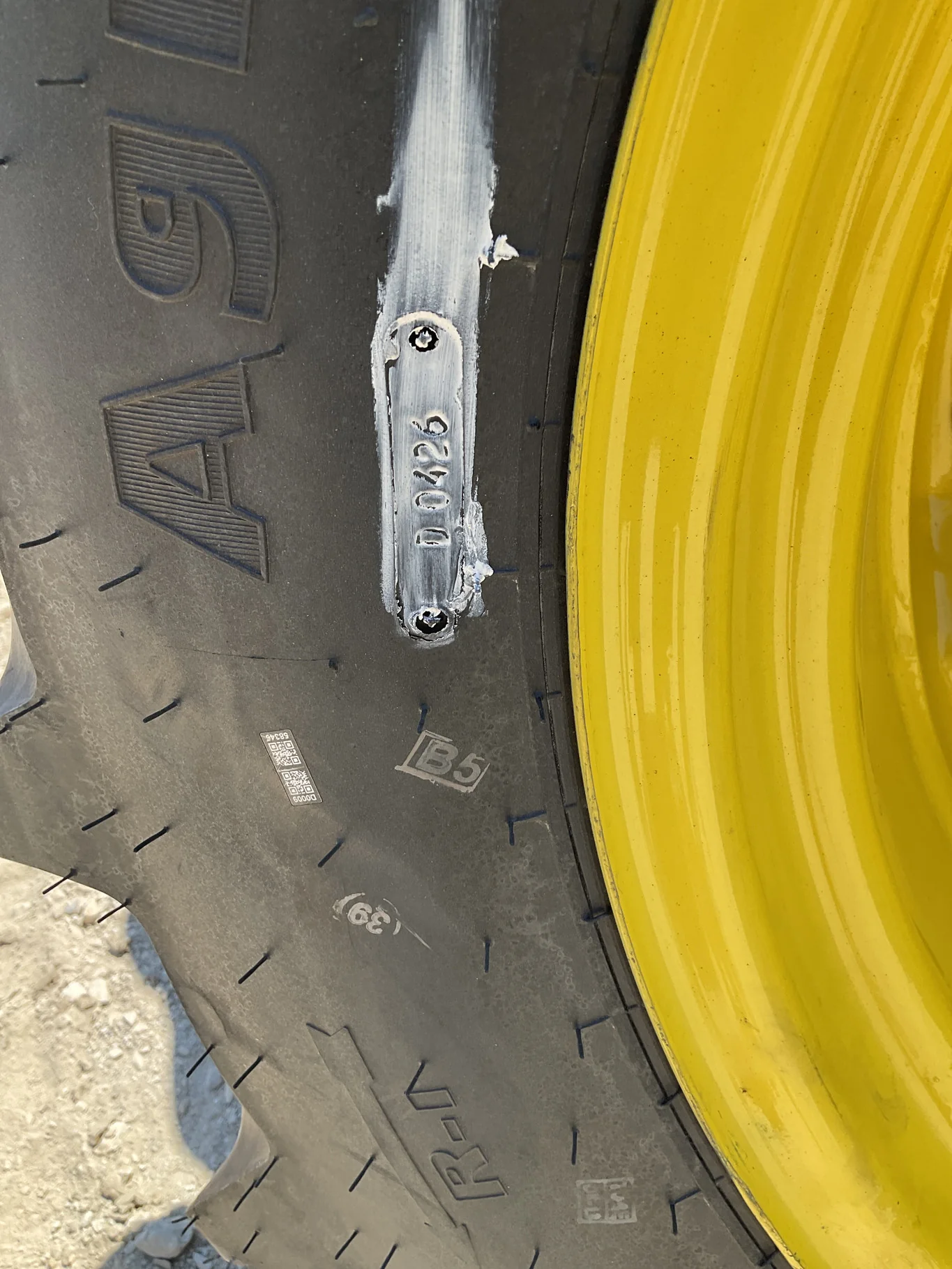 Take-Off 12.4-24 120A6 Galaxy Agritrac2 TL R-1 95-100% On 10 X 24 8-10.82-8.78 4"BS WIL Yellow image 3