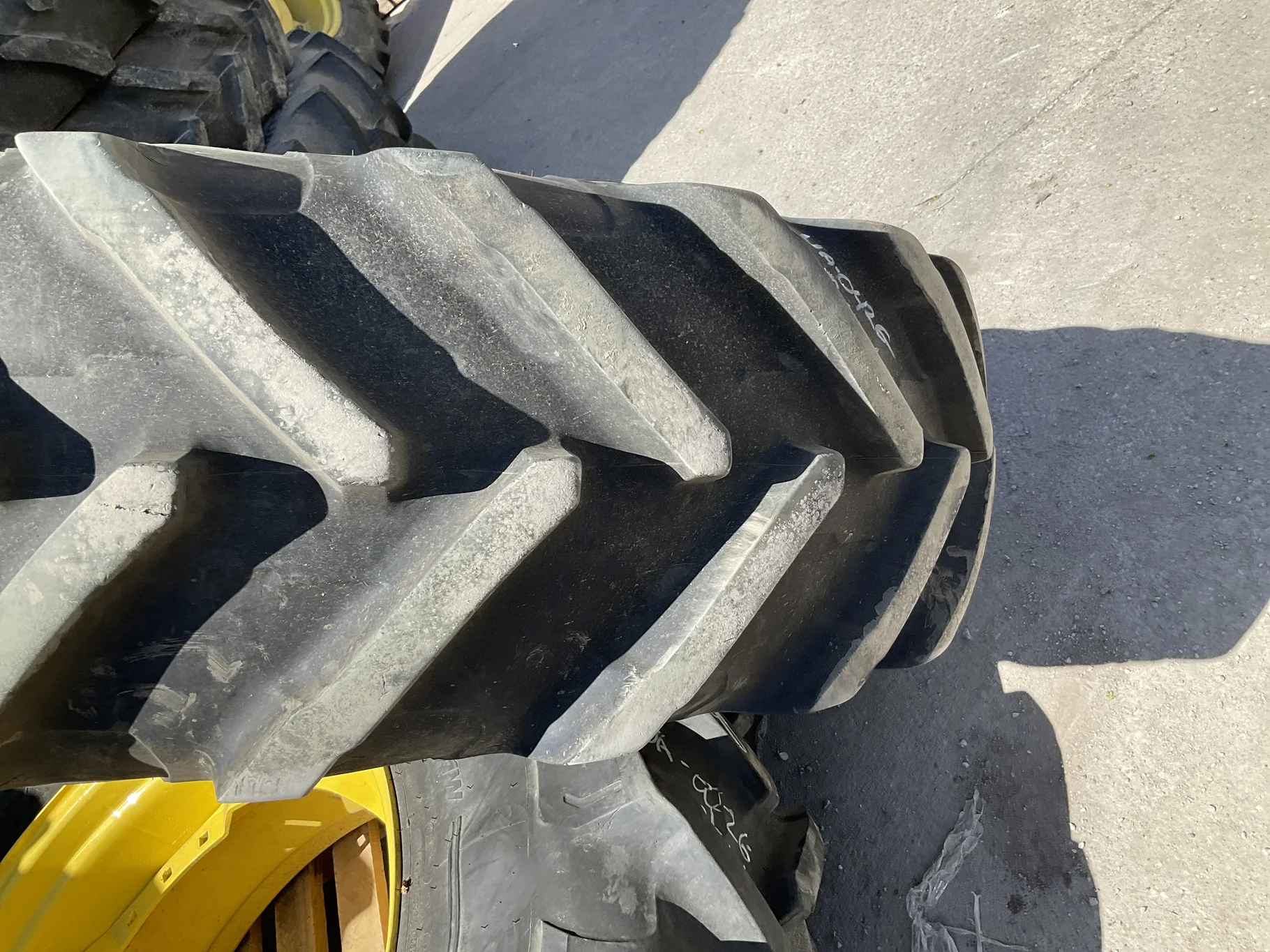 Used 420/85R34 147A8 Michelin Agribib2 TL R-1W 85-85% On 15 x 34 24-29.5 10"BS Titan Yellow Waffle image 2