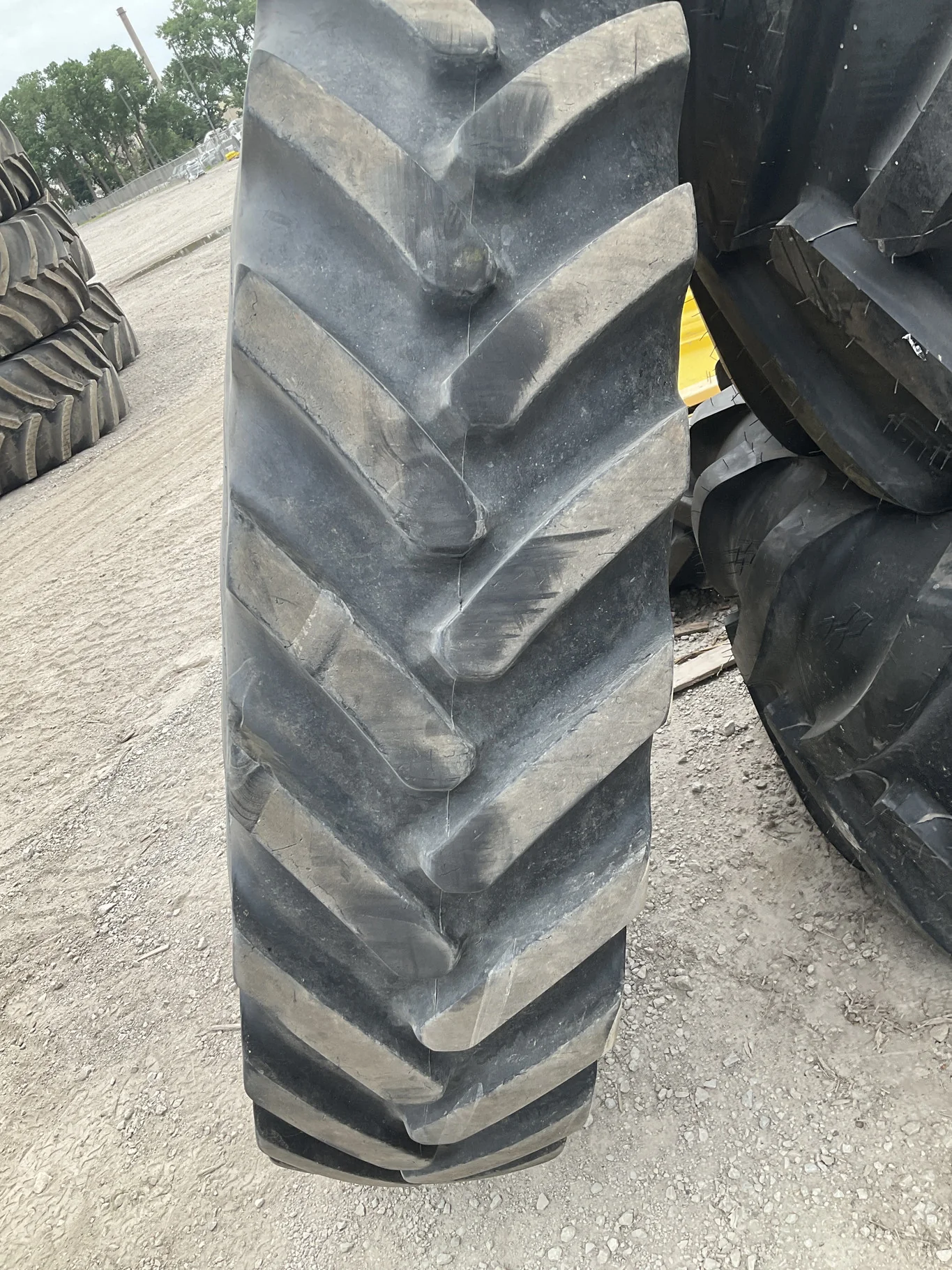 Used 380/90R46 173D Michelin Spraybib TL R-1 70-75% ON 13 X 46 12-13.976-11.857-1 YELLOW SPRAYER WH image 2