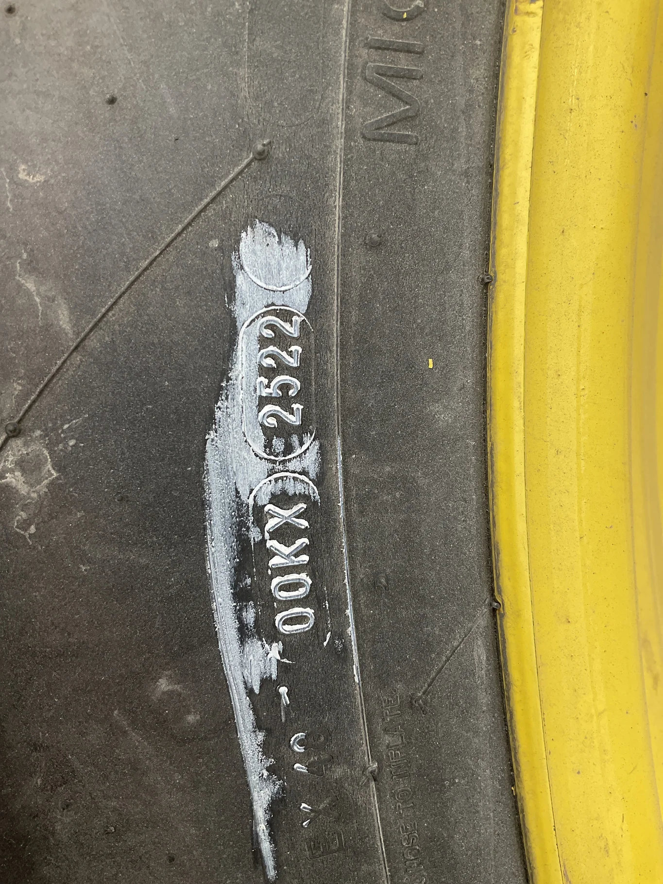 Used 380/90R46 173D Michelin Spraybib TL R-1 70-75% ON 13 X 46 12-13.976-11.857-1 YELLOW SPRAYER WH image 3