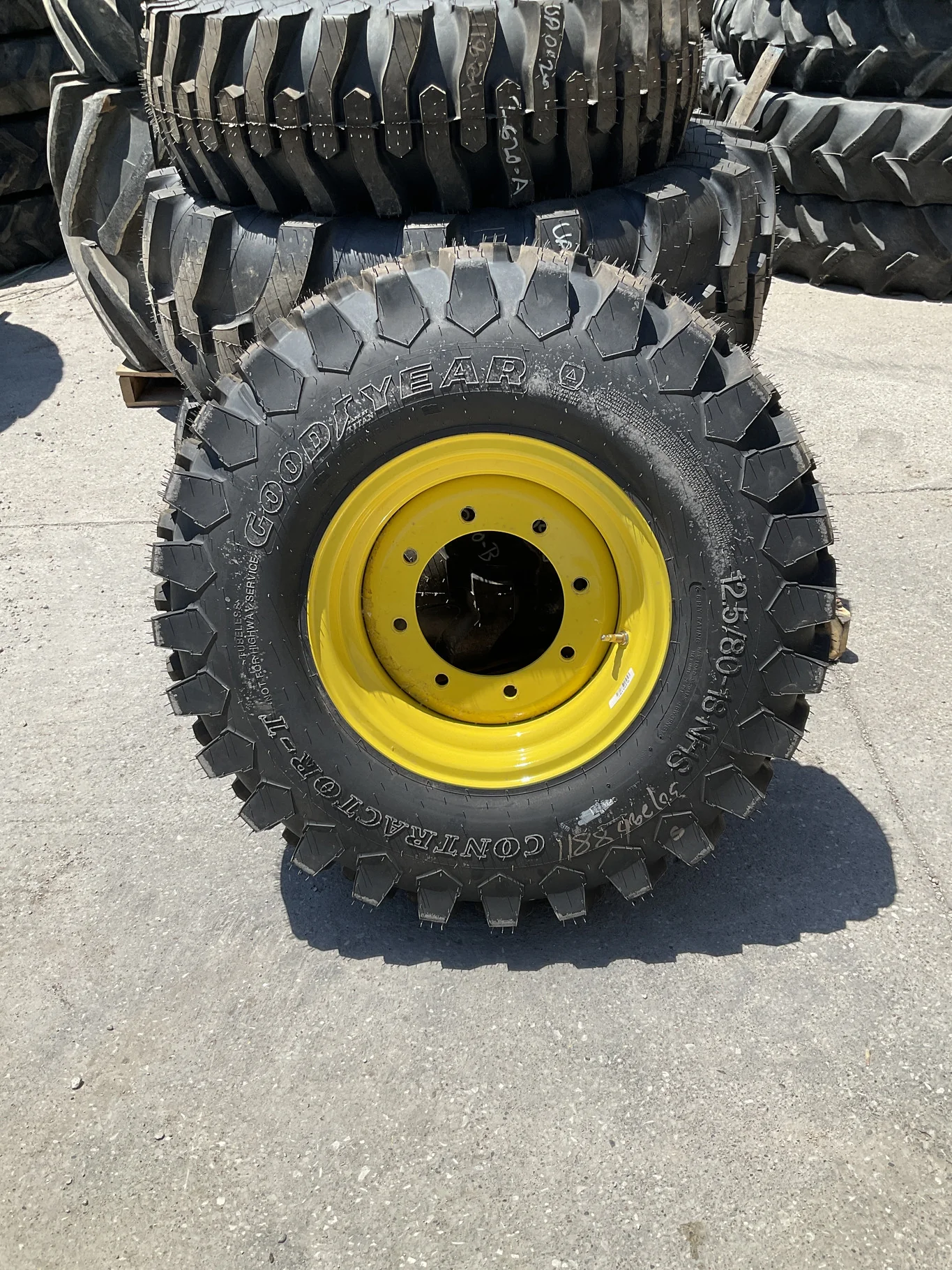 Take-Off 12.5/80-18 6-ply Goodyear Contractor-T TL R-4 95-100% On 9 x 18 8-10.82-8.78 6.5"BS Moveero