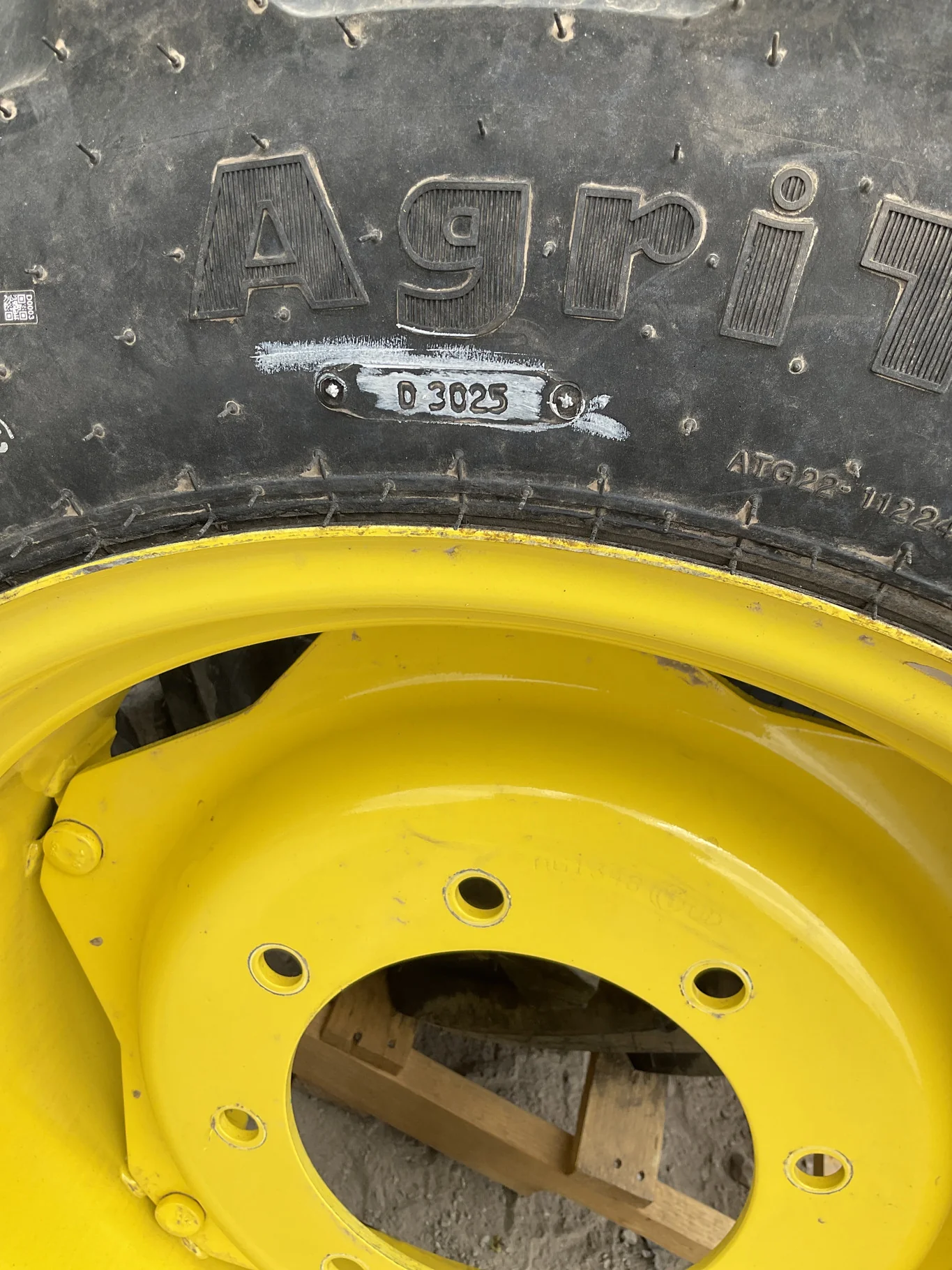 Take-Off 11.2-24 122A6 Galaxy Agritrac2 TL R-1 95-100% On 10 x 24 8-10.82-8.78 7"BS Yellow image 3