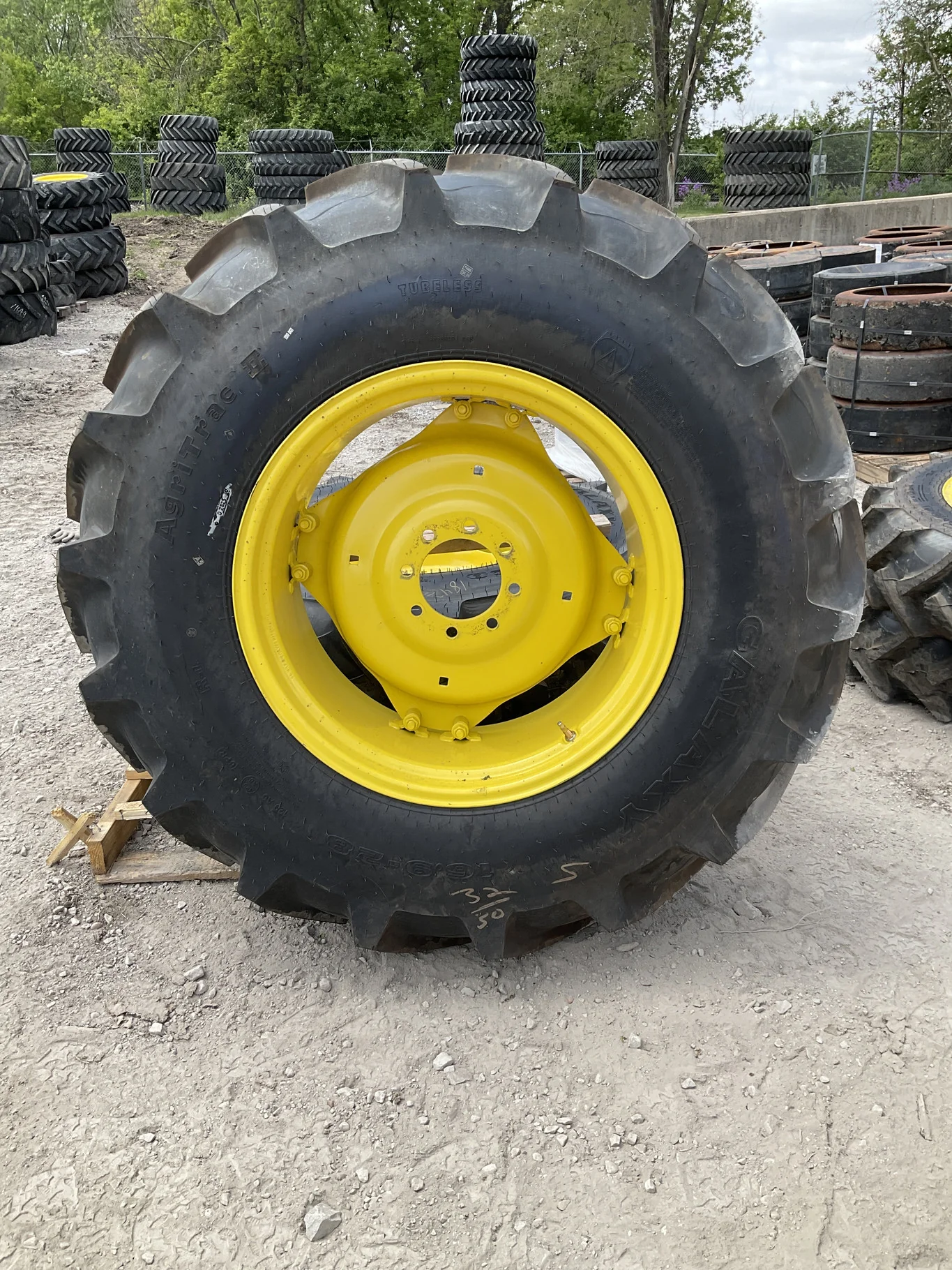 Take-Off 16.9-28 129A6 Galaxy Agritrac2 TL R-1 95-100% On 15 x 28 8-8-6 8"BS WIL Yellow 4/2 Clamp