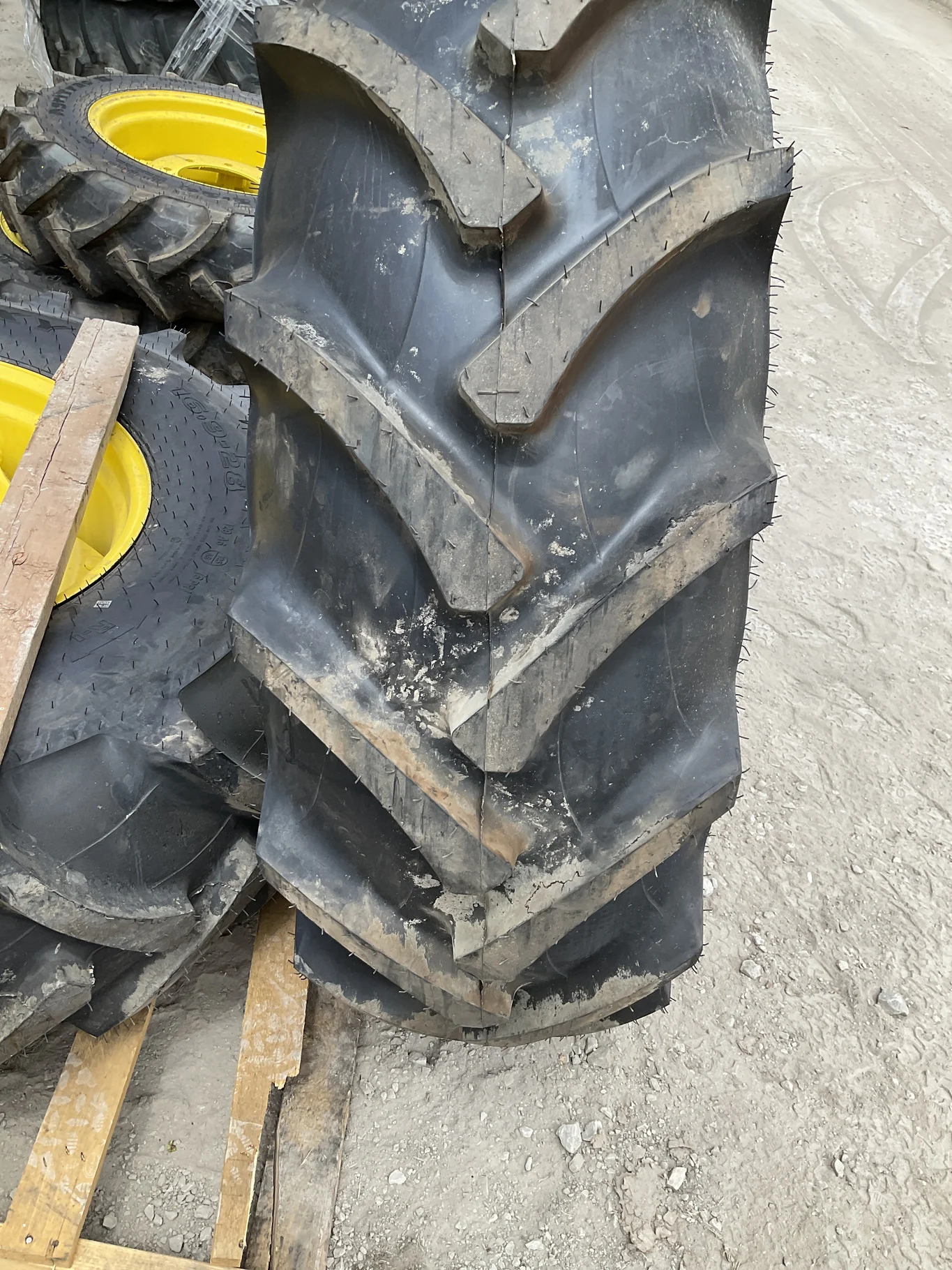 Take-Off 16.9-28 129A6 Galaxy Agritrac2 TL R-1 95-100% On 15 x 28 8-8-6 8"BS WIL Yellow 4/2 Clamp image 2