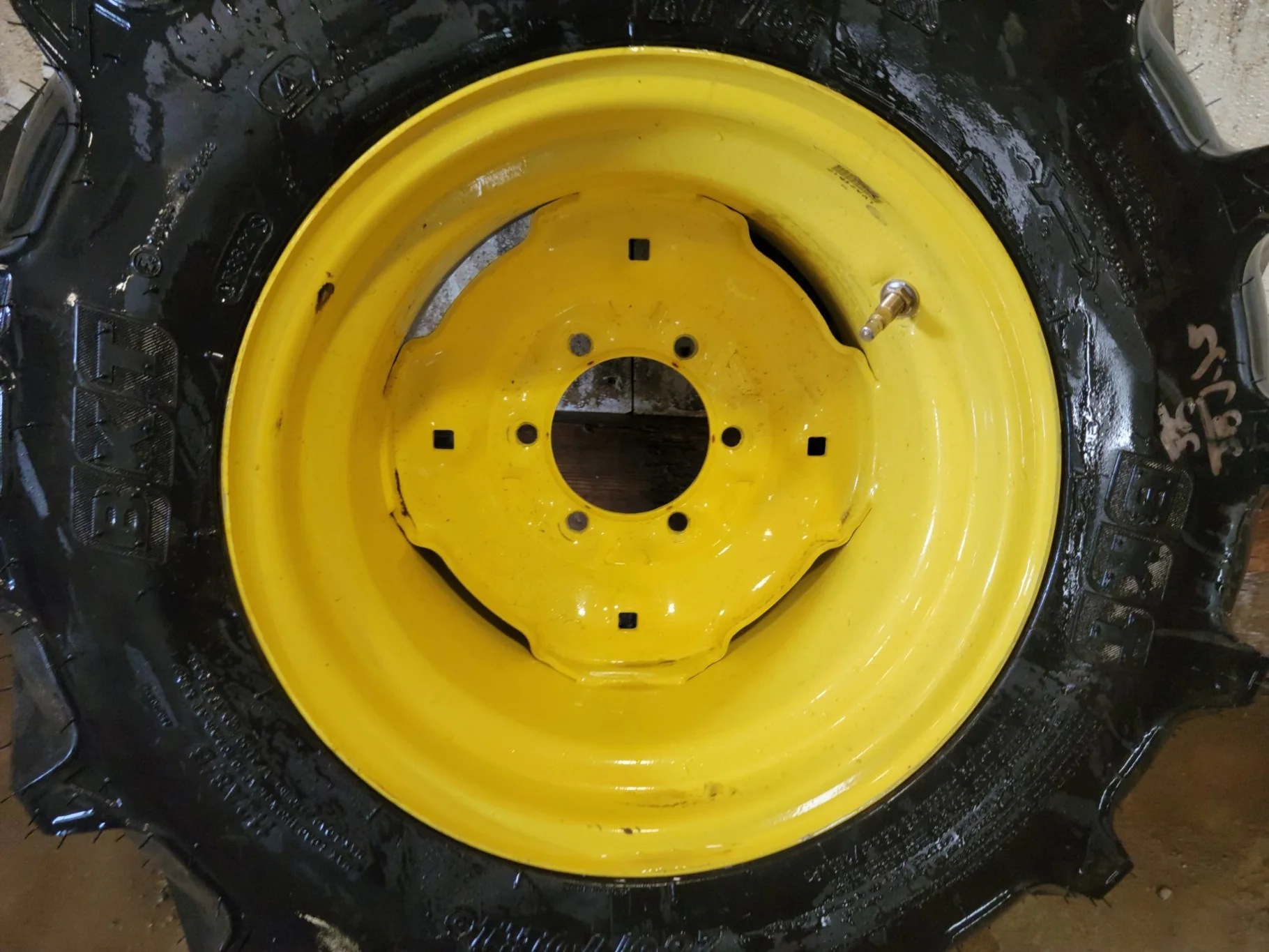 TAKE-OFF 280/70R16 BKT Agrimax RT-765 R-1 112A8 TL on 10 X 16 JD Yellow 6-6-4 Implement