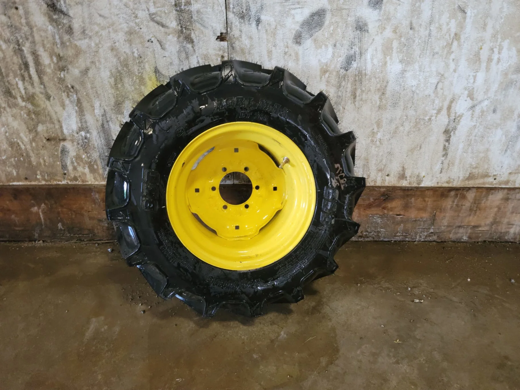 TAKE-OFF 280/70R16 BKT Agrimax RT-765 R-1 112A8 TL on 10 X 16 JD Yellow 6-6-4 Implement image 2