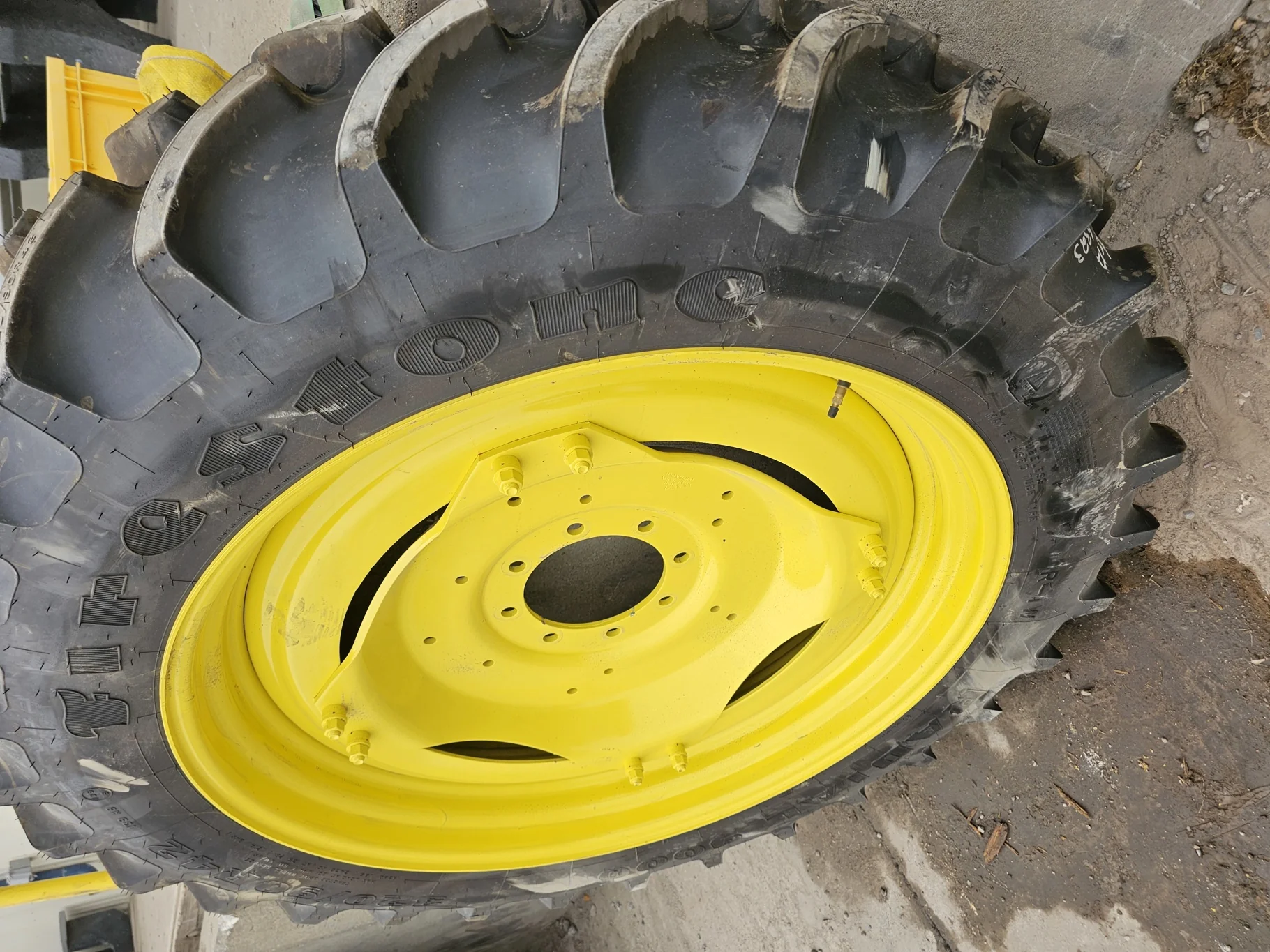 Take-Off 320/90R42 Firestone Radial 9000 R-1W (139B) TL on a 10 X 42 John Deere Yellow GKN Waffle Ri