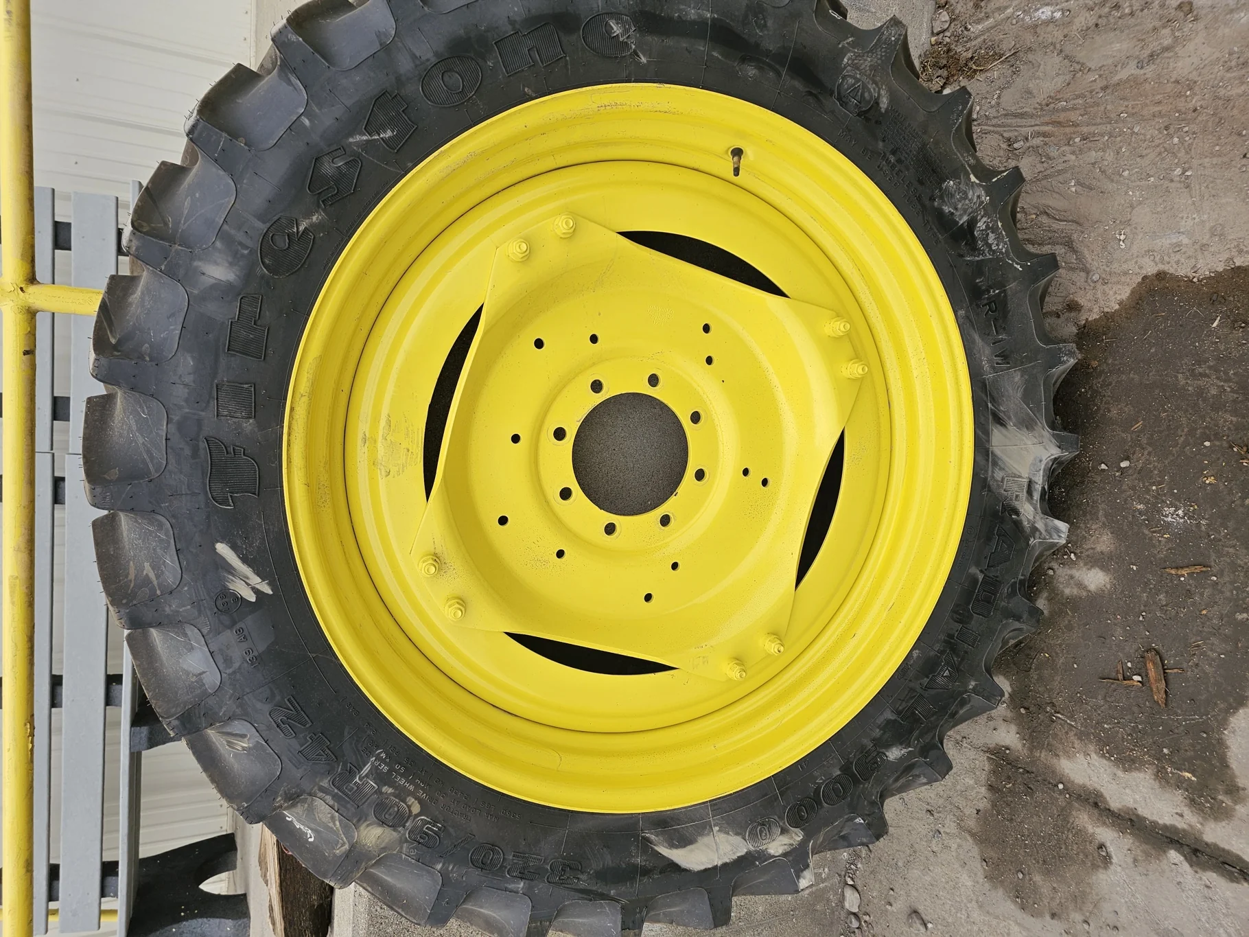 Take-Off 320/90R42 Firestone Radial 9000 R-1W (139B) TL on a 10 X 42 John Deere Yellow GKN Waffle Ri image 2