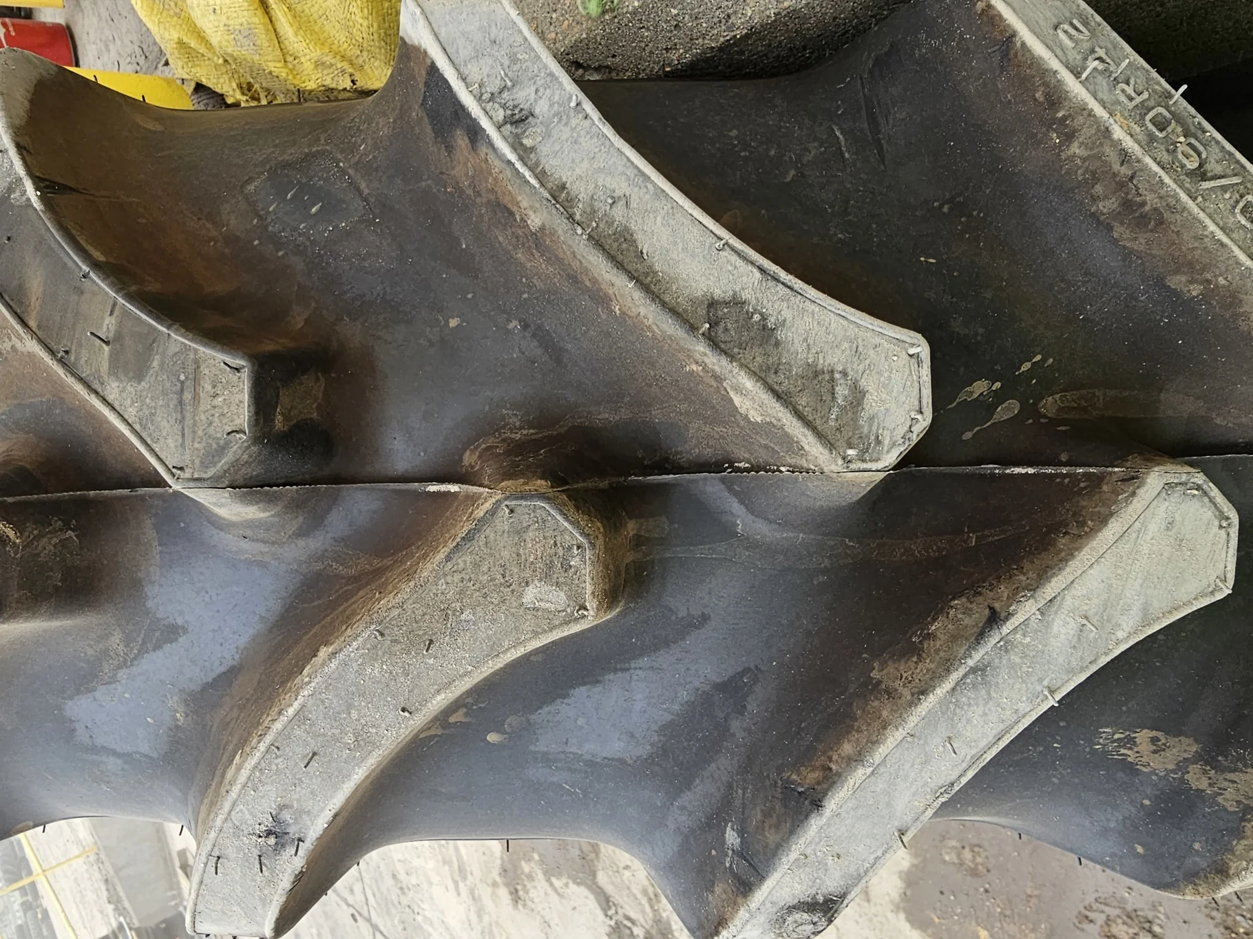 Take-Off 320/90R42 Firestone Radial 9000 R-1W (139B) TL on a 10 X 42 John Deere Yellow GKN Waffle Ri image 3