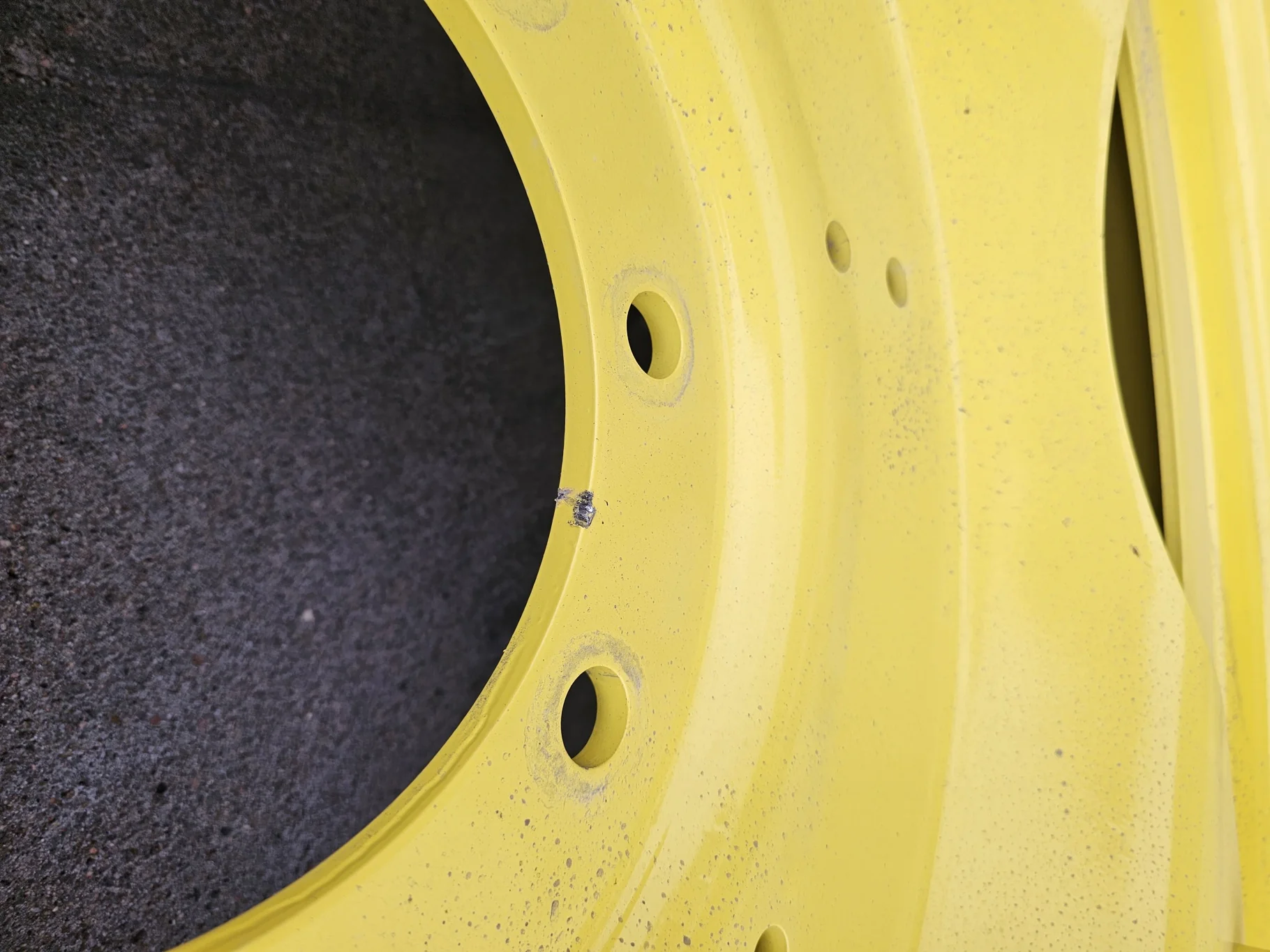 Take-Off 320/90R42 Firestone Radial 9000 R-1W (139B) TL on a 10 X 42 John Deere Yellow GKN Waffle Ri image 4