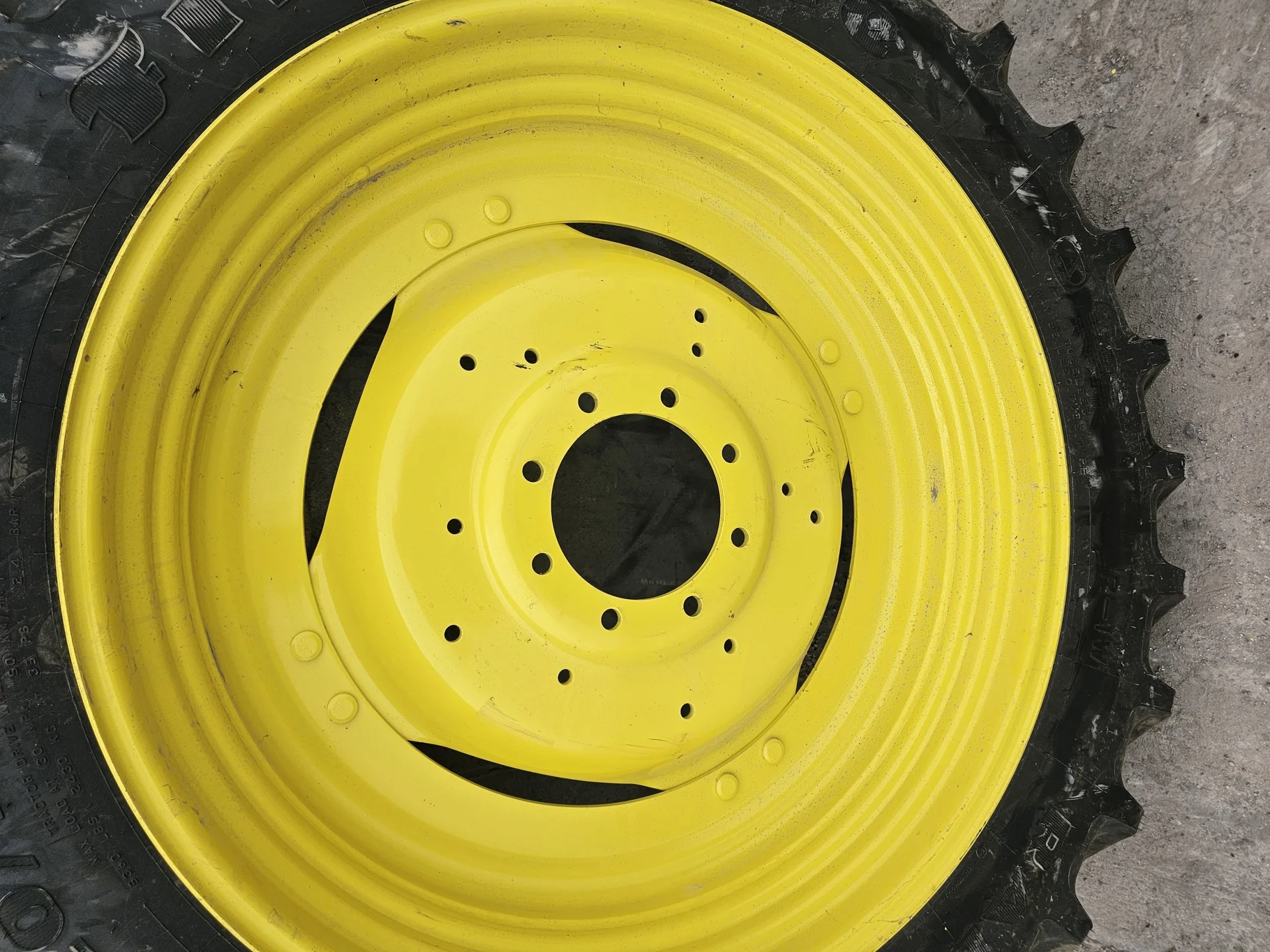 Take-Off 320/90R42 Firestone Radial 9000 R-1W (139B) TL on a 10 X 42 John Deere Yellow GKN Waffle Ri image 5