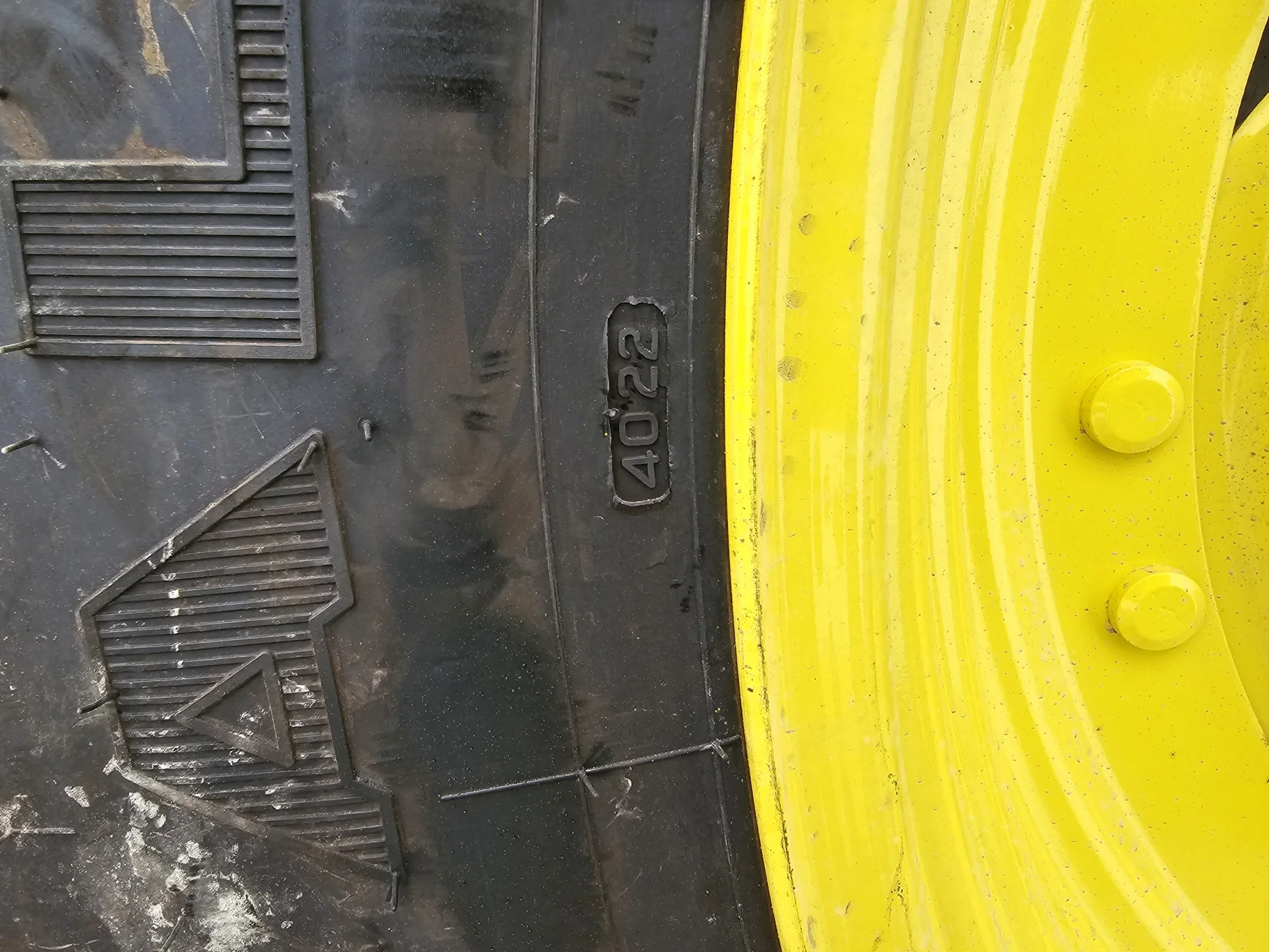 Take-Off 320/90R42 Firestone Radial 9000 R-1W (139B) TL on a 10 X 42 John Deere Yellow GKN Waffle Ri image 6