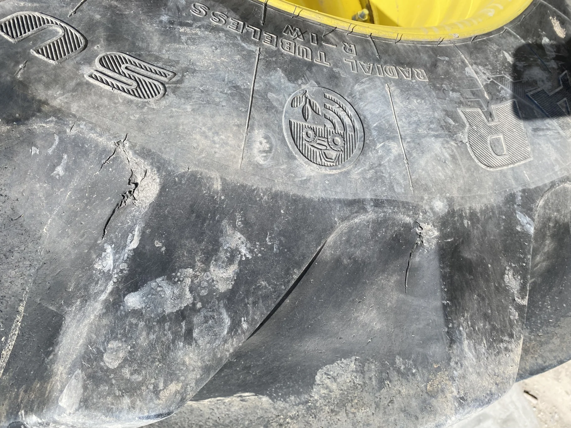 Used LSW 710/60R30 Goodyear Super Traction Radial (177D) 85% mounted on 25 x 30 JD Yellow 12 B image 6