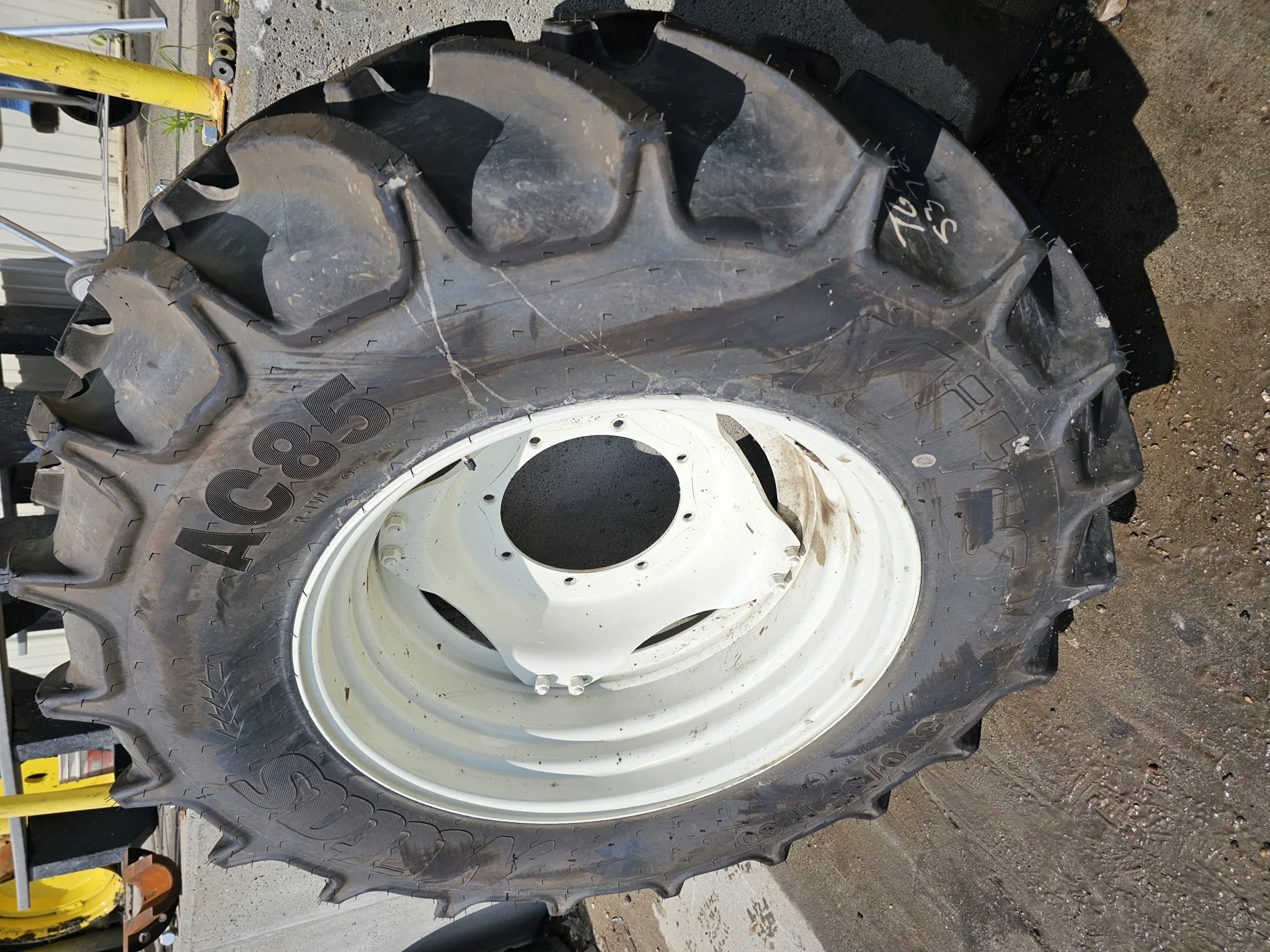 Take-Off 380/85R30 14.9R30 135A8/135B Mitas AC85 TL 12 x 30 4/2 Clamp NH White Wheel w/28" Disc