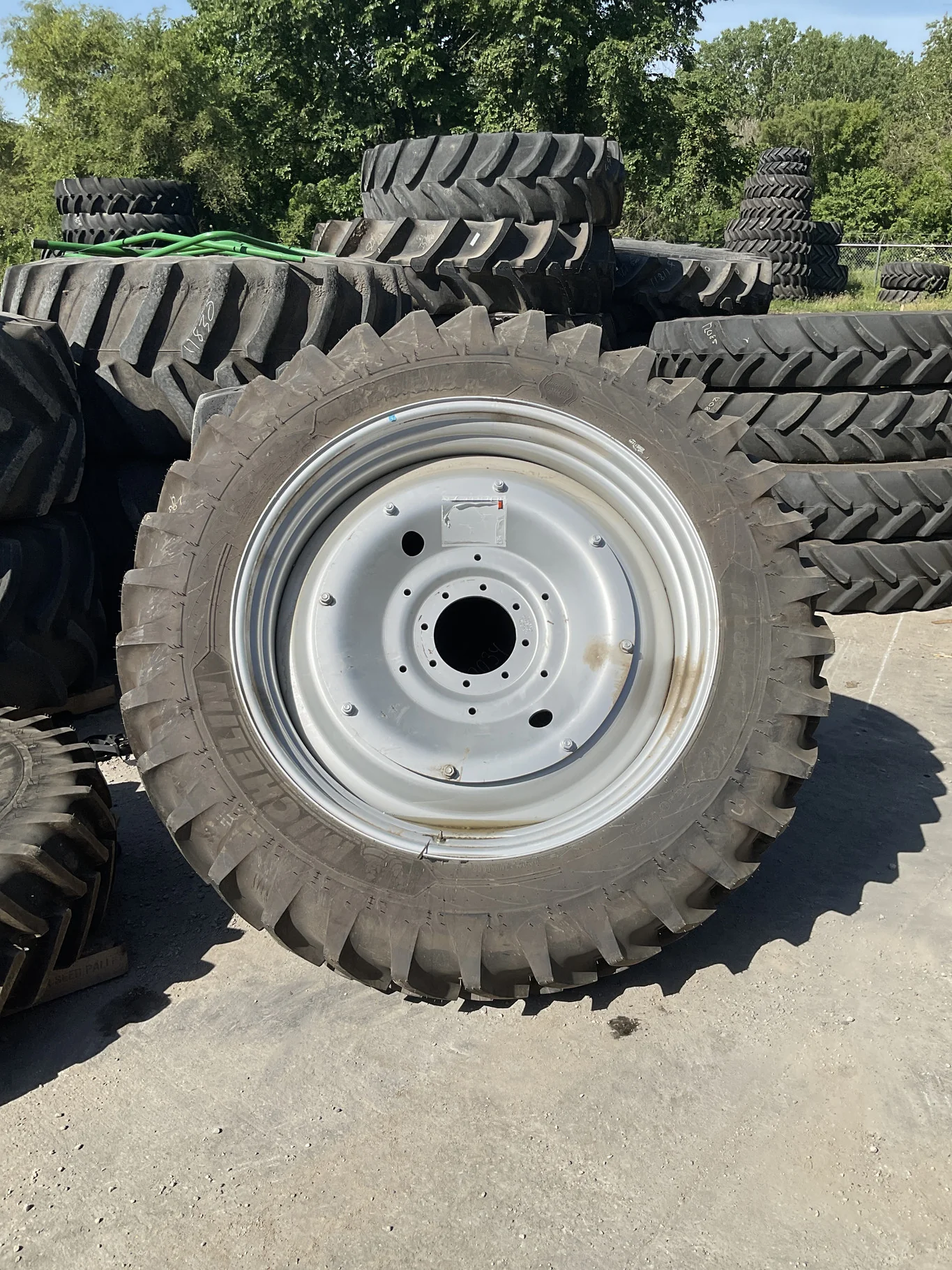Take-Off IF380/90R46 165A8 Michelin Agribib Row Crop TL R-1W 95-100% on 12 x 46 8-10.82-8.78 R&R