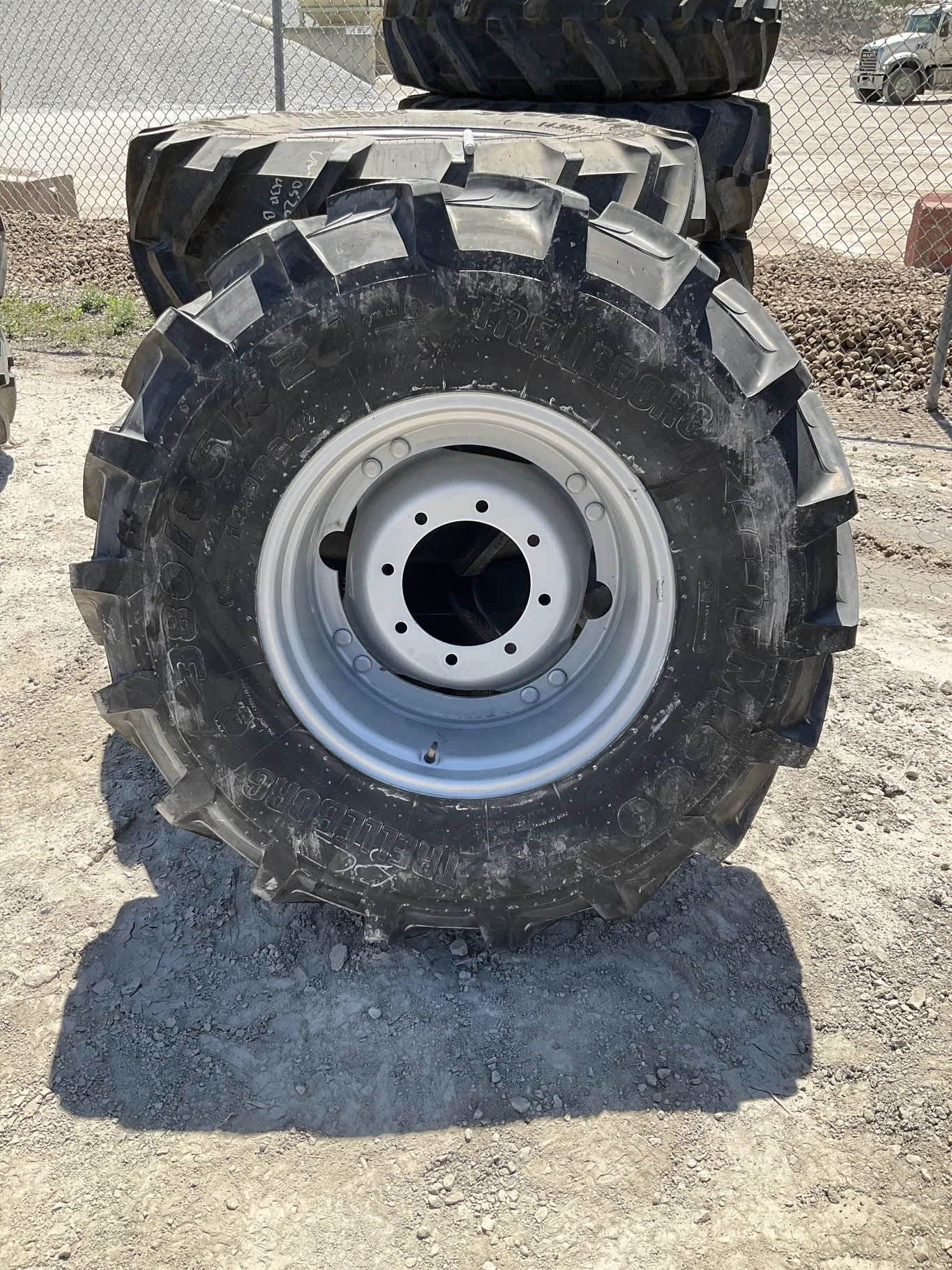 Take-Off 380/85R24 131A8 Trelleborg TM600 TL R-1W 95-100% On 13 x 24 8-10.82-8.78 8"BS Pronar Silver