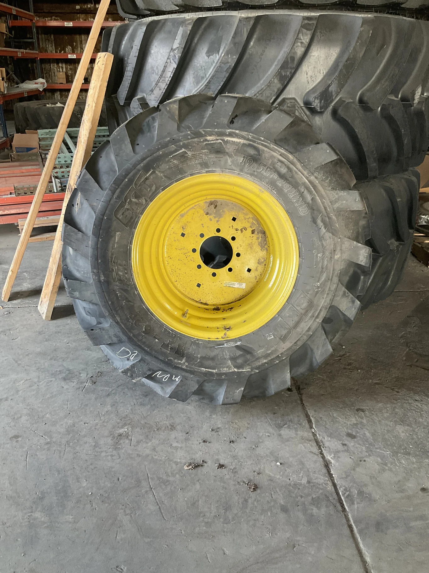 Take-Off 19.5L-24 151A8 BKT AT621 TL R-4 95-100% On 15 x 24 8-8-6 3.125"BS Yellow Solid Wheel image 2