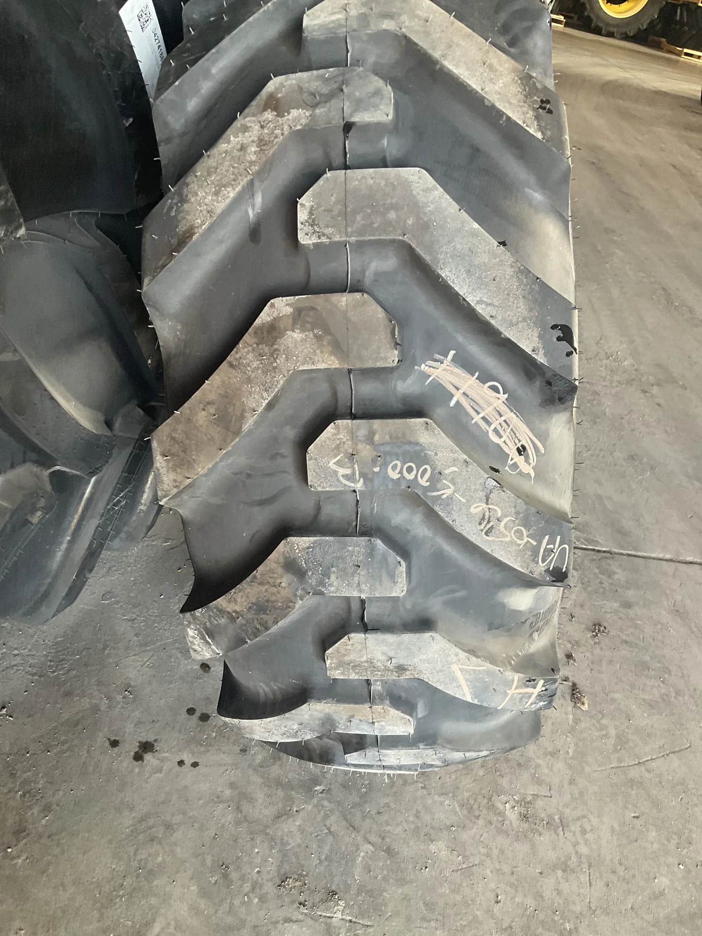 Take-Off 19.5L-24 151A8 BKT AT621 TL R-4 95-100% On 15 x 24 8-8-6 3.125"BS Yellow Solid Wheel image 3